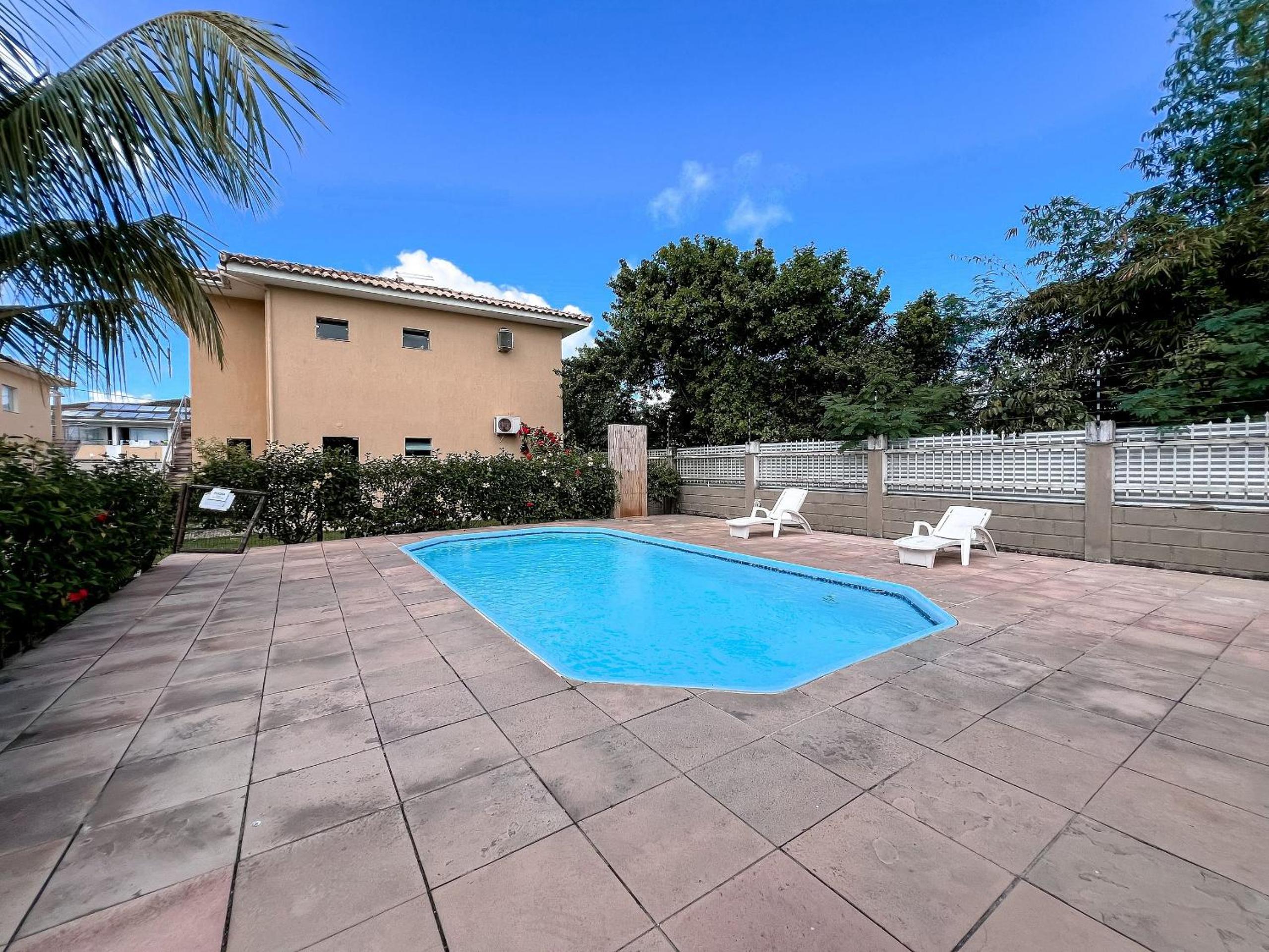 Residencial IL Pevero, condomínio com piscina e área gourmet a uma quadra da Praia de Taperapuã aptos com 2 quartos