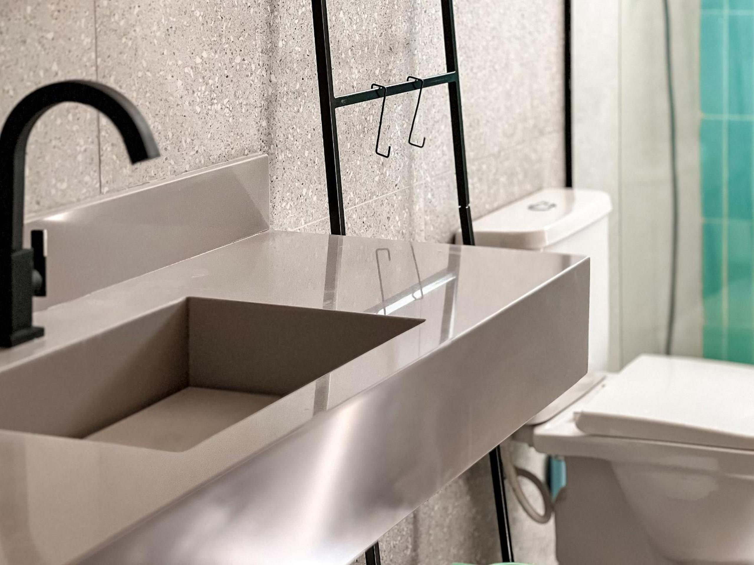 Residencial IL Pevero, condomínio com piscina e área gourmet a uma quadra da Praia de Taperapuã aptos com 2 quartos