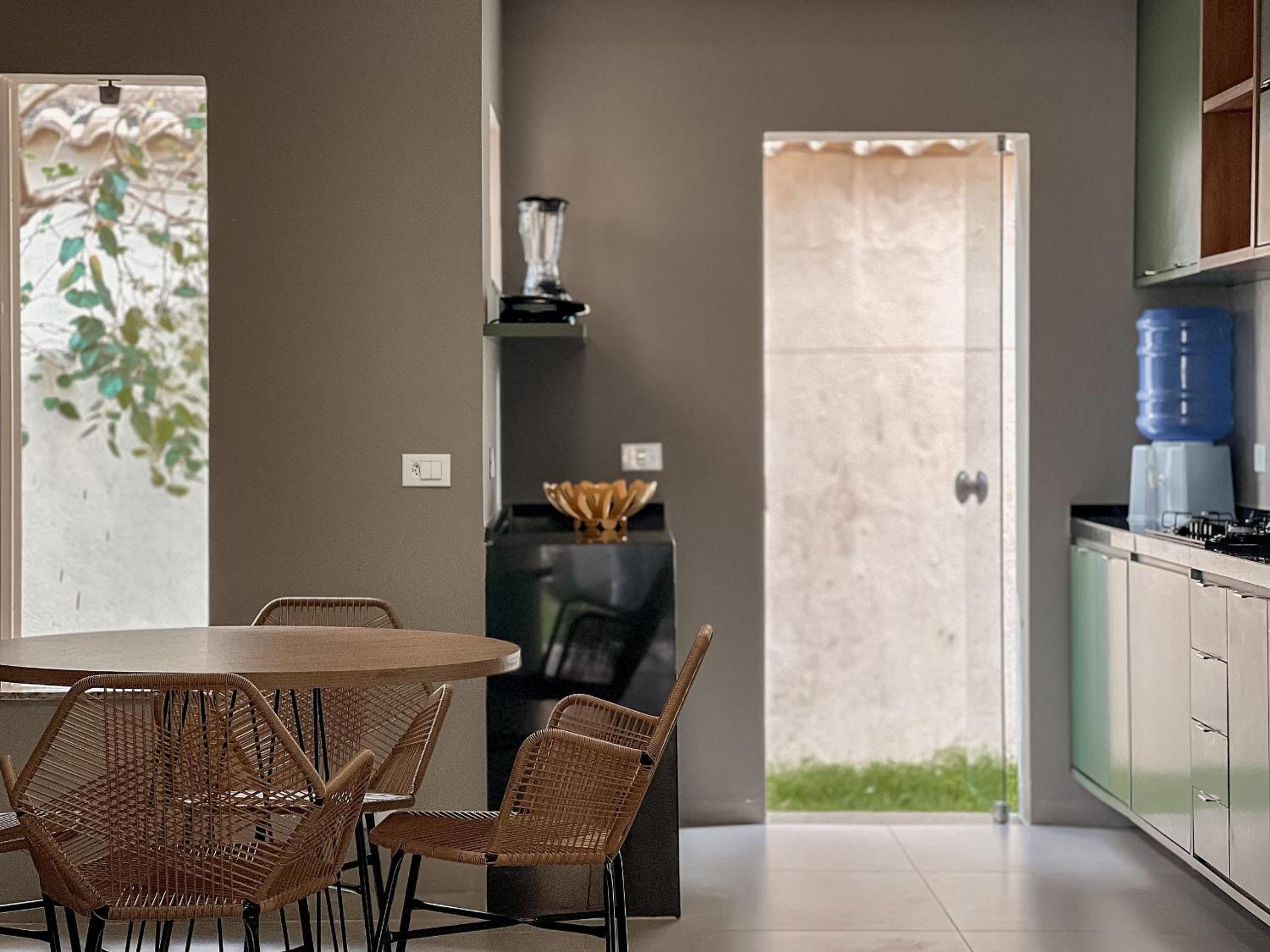 Residencial IL Pevero, condomínio com piscina e área gourmet a uma quadra da Praia de Taperapuã aptos com 2 quartos