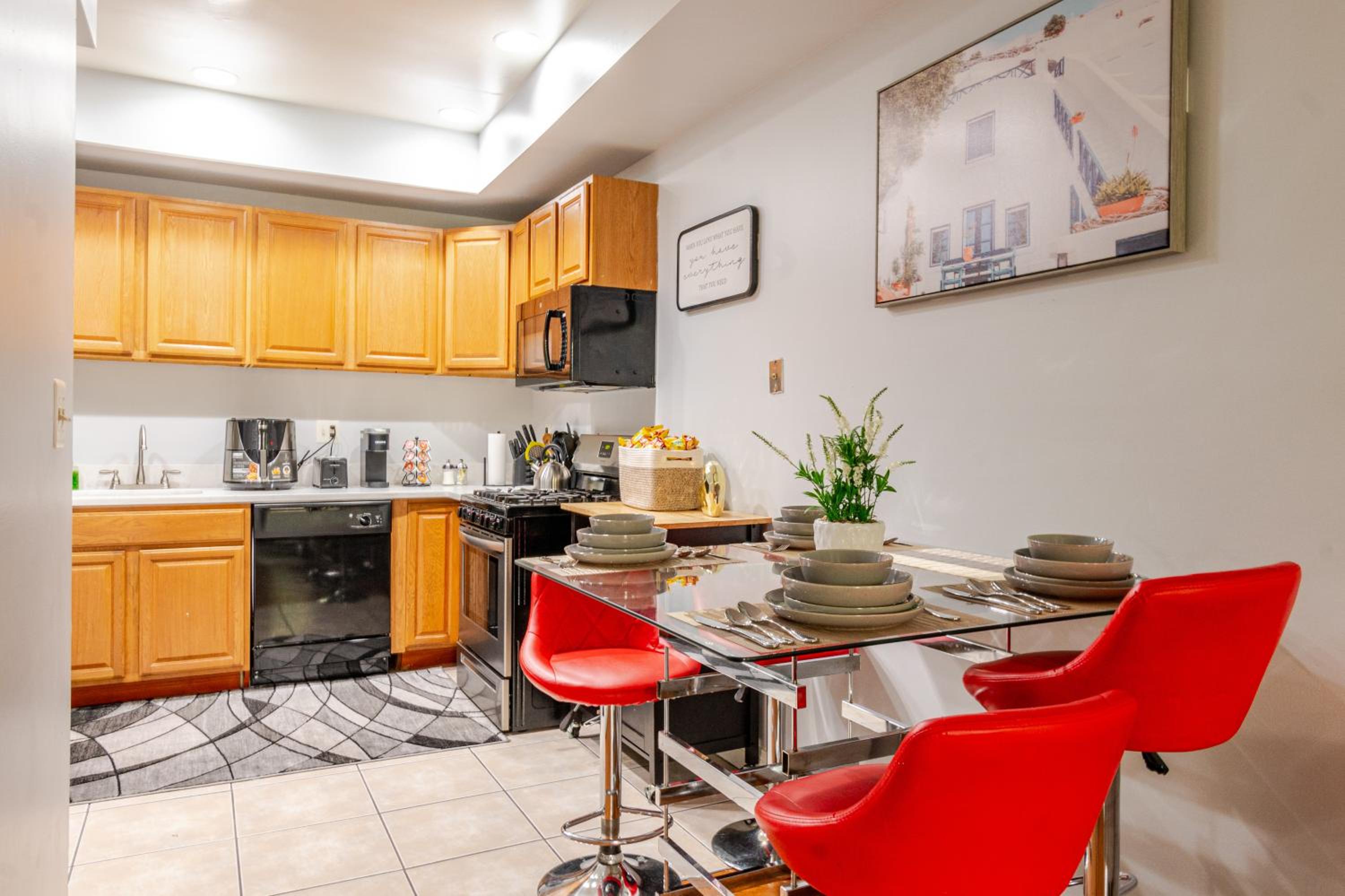Stylish 5BR DC Retreat Backyard Free Parking view 4