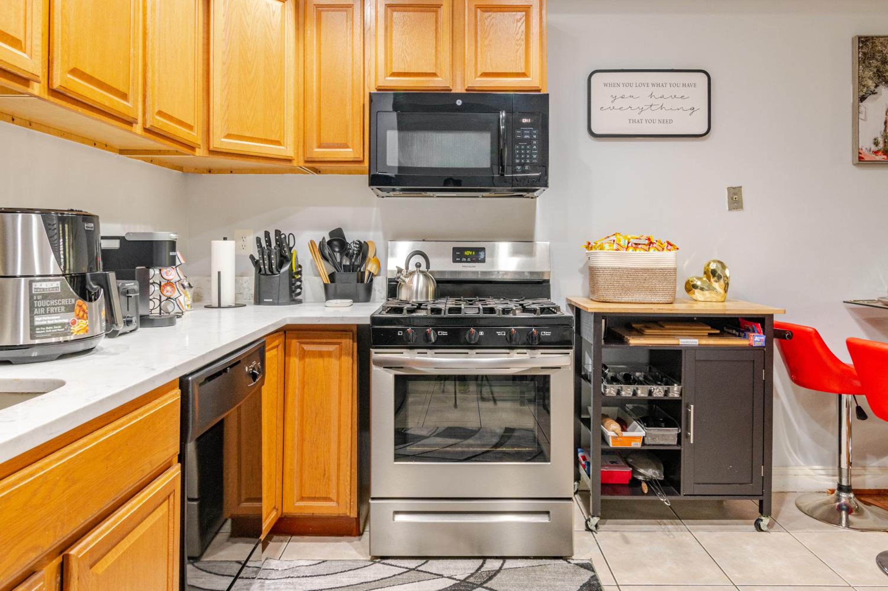Stylish 5BR DC Retreat Backyard Free Parking view 3