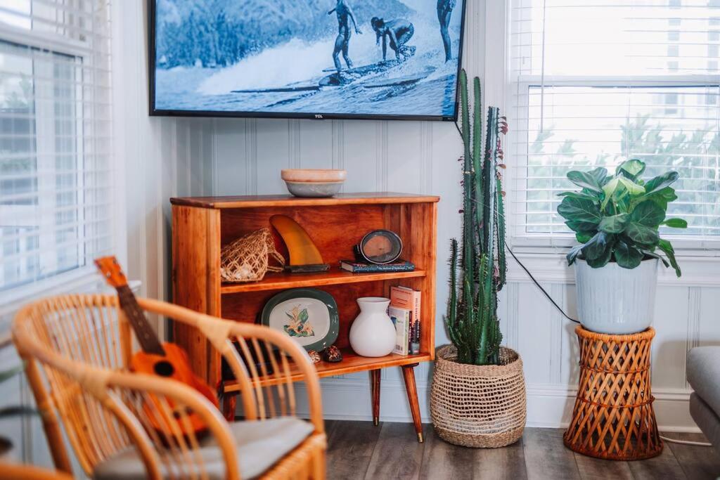 Dreamy Cottage 2 Blocks to Beach, Boardwalk & Lake view 5