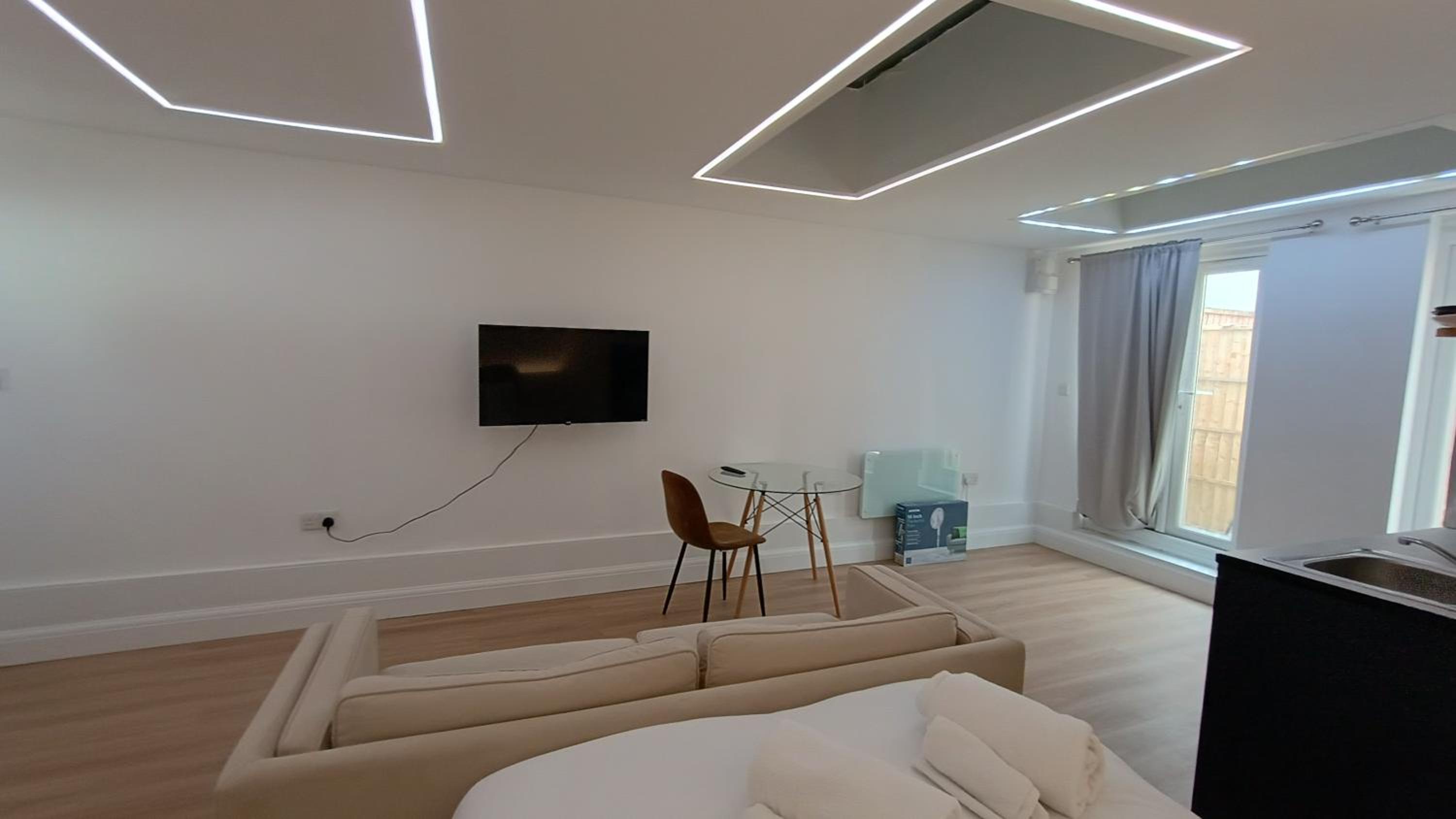 Harrow Vacations - Luxurious London Studios - Property Image 2