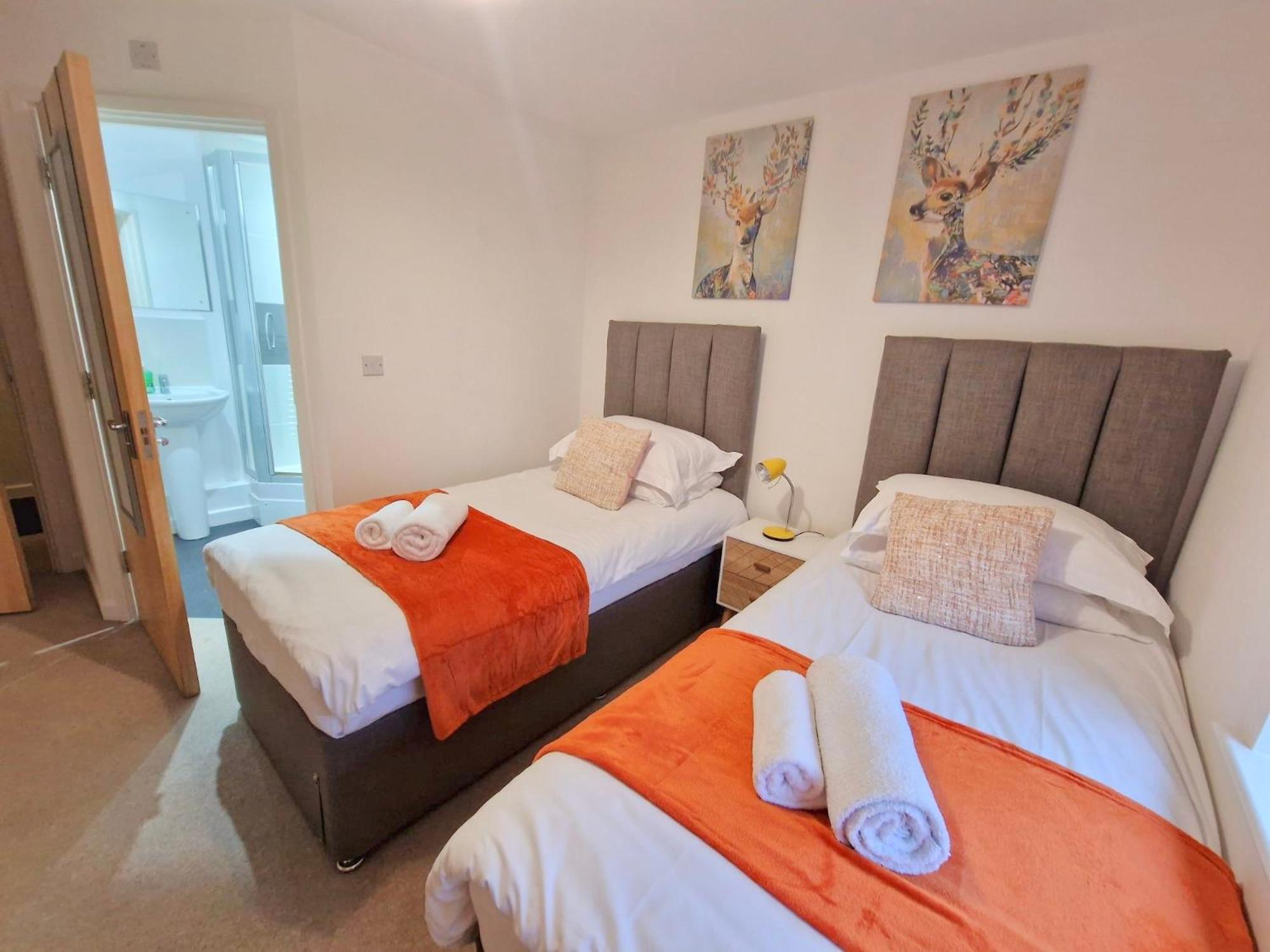 Spacious Apartment in Old Town Stevenage SG1 with Free Parking, and Free Wi-Fi by White Orchid property Relocation view 2