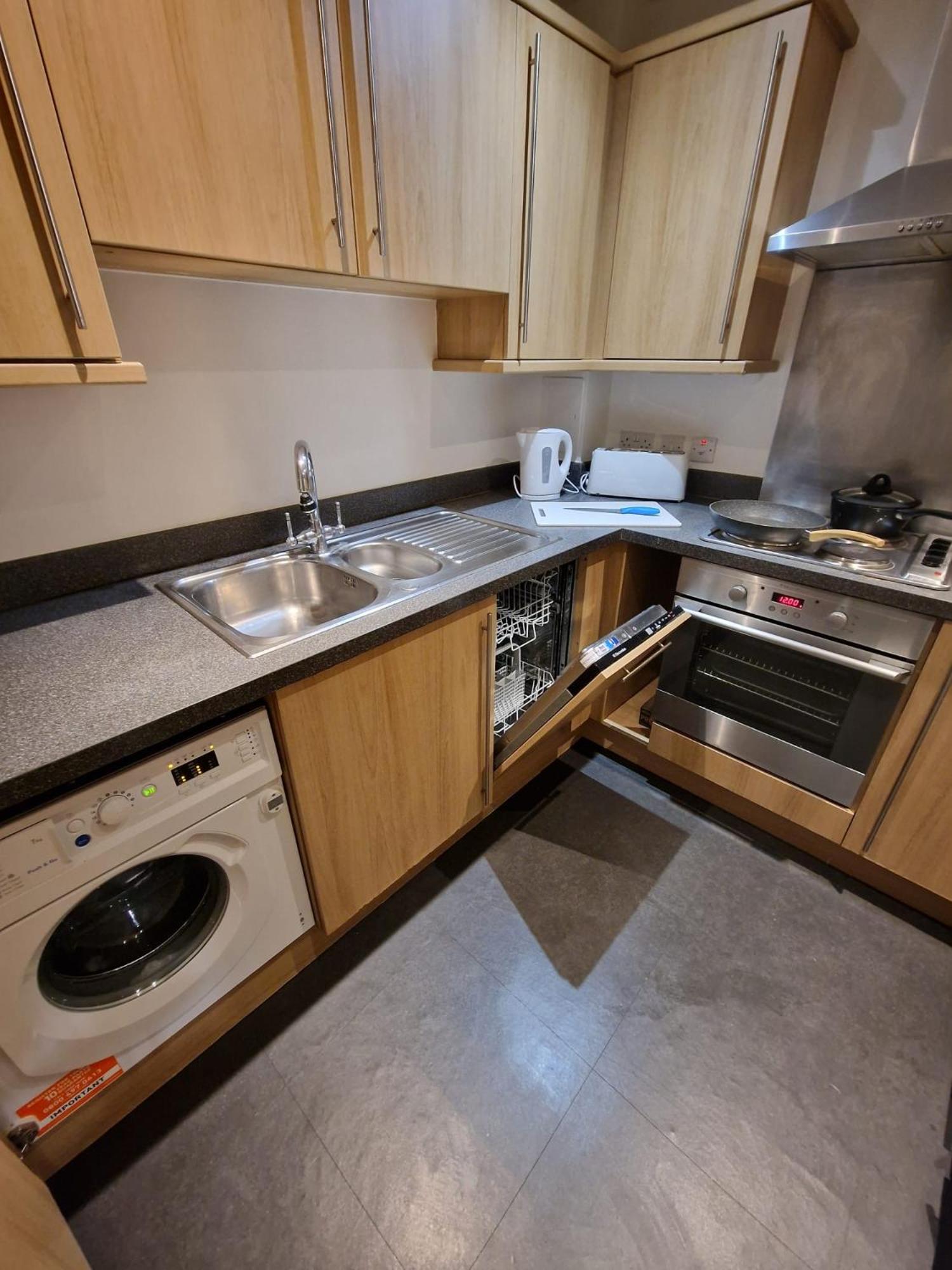 Spacious Apartment in Old Town Stevenage SG1 with Free Parking, and Free Wi-Fi by White Orchid property Relocation view 5