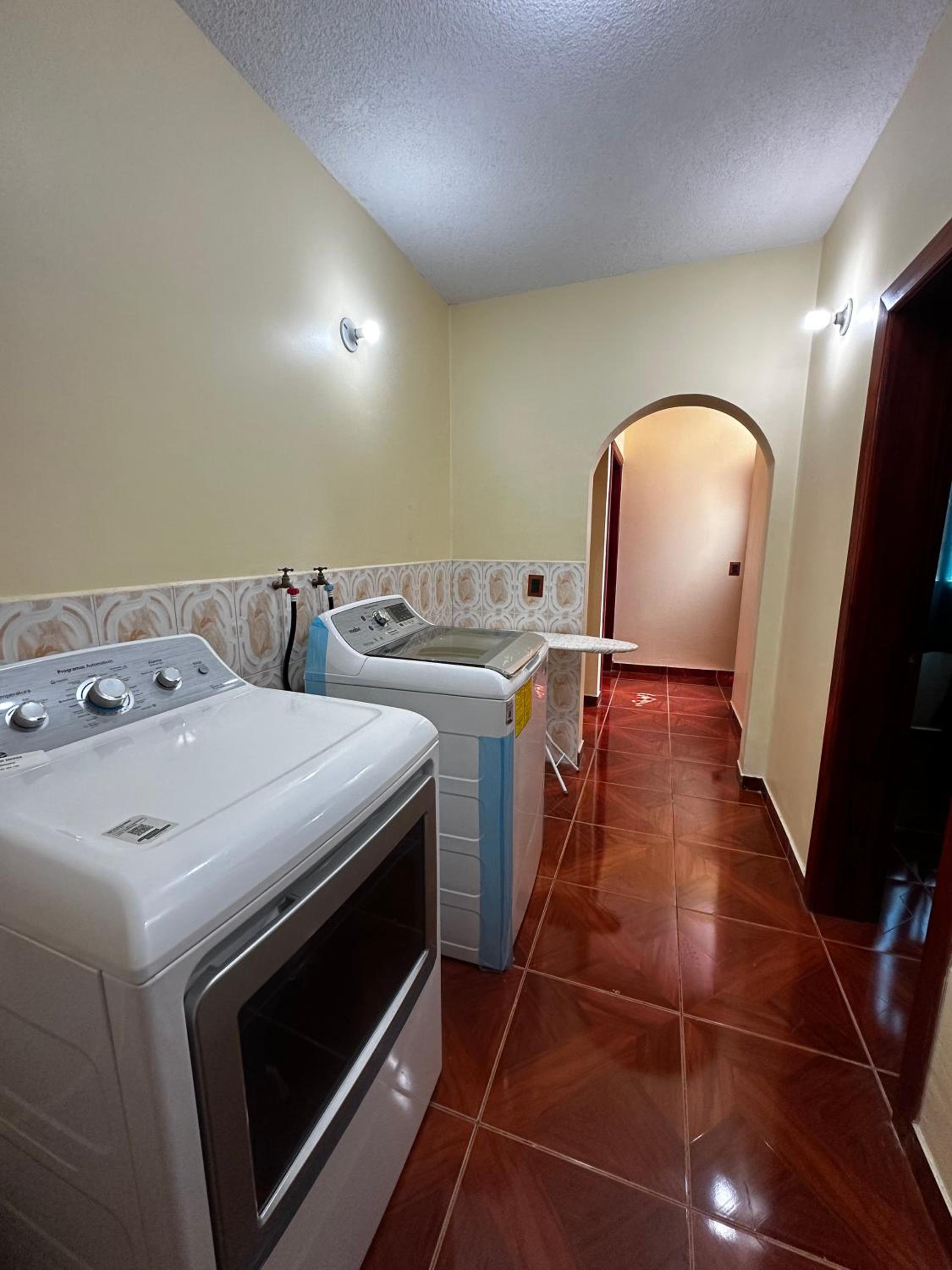 Lujosa Casa - Jacuzzi - BBQ - 15 min aeropuerto view 4