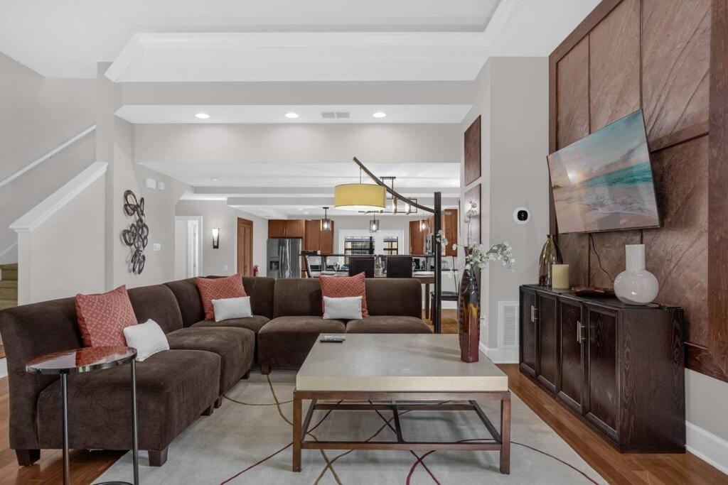 4BR 1 Mile to Disney World with Pool and Spa