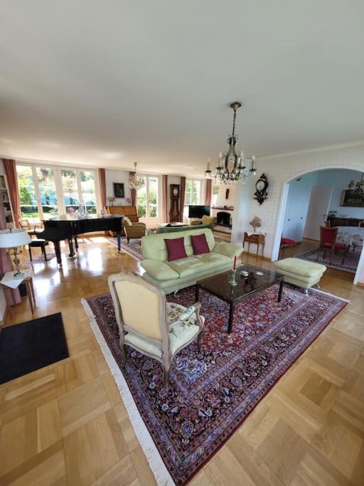 Wunderschöne Villa mit Privatstrand