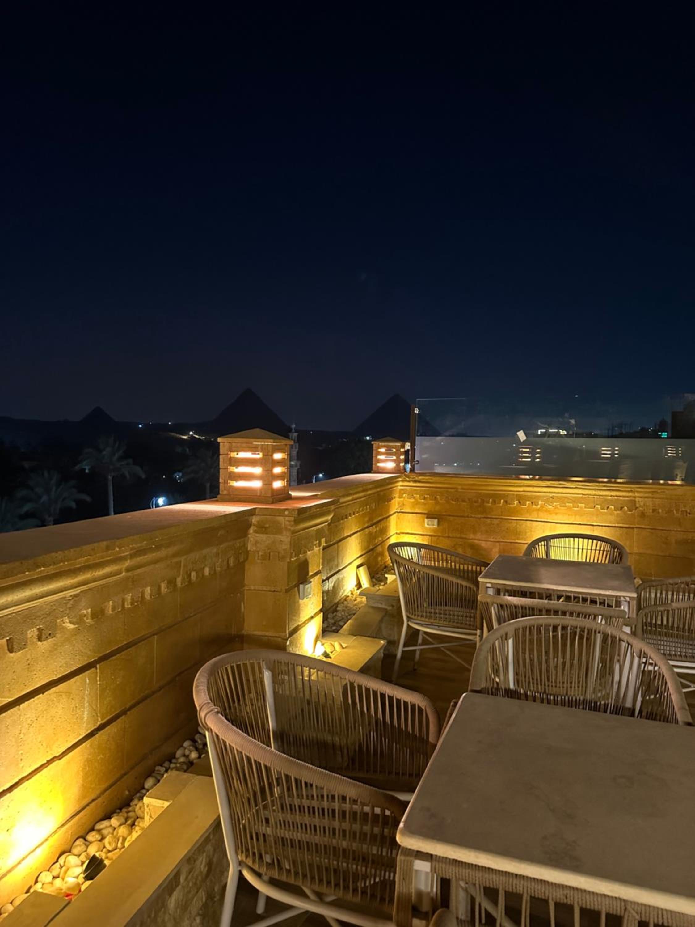 Taj Pyramids inn - Pyramids View Rooftop