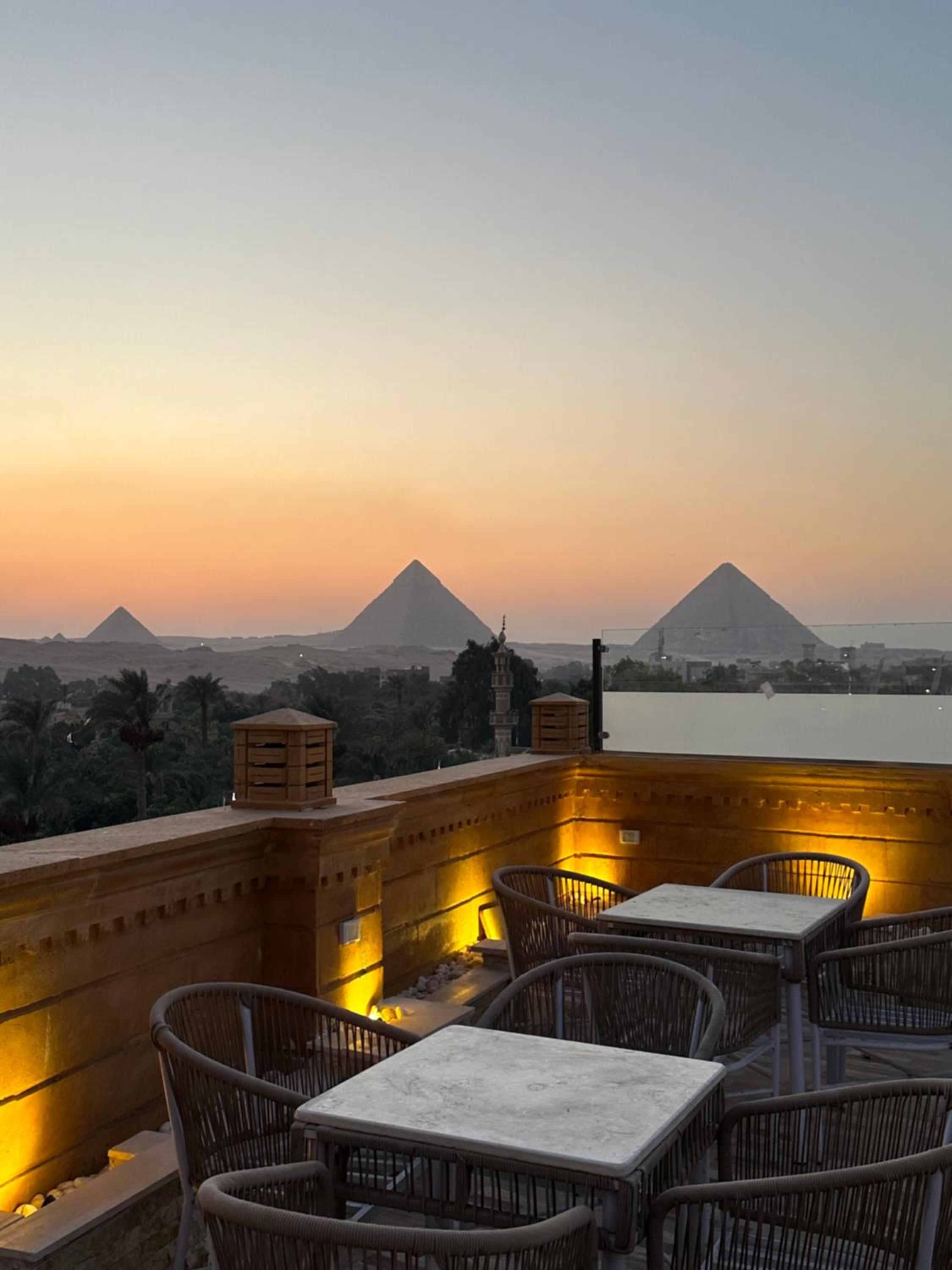 Taj Pyramids inn - Pyramids View Rooftop