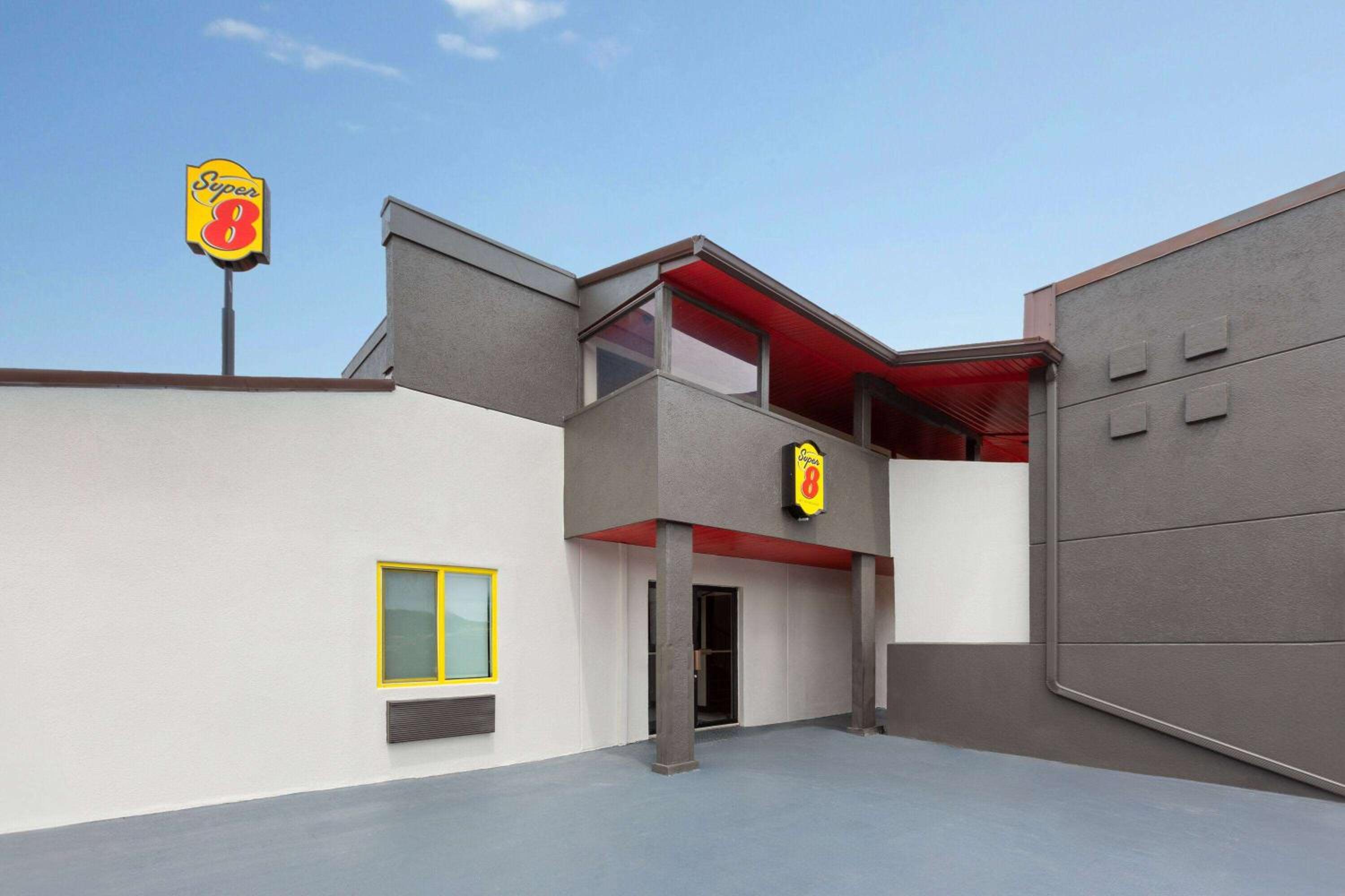 Hotel Super 8 by Wyndham Bridgeport/Clarksburg Area - Image 1