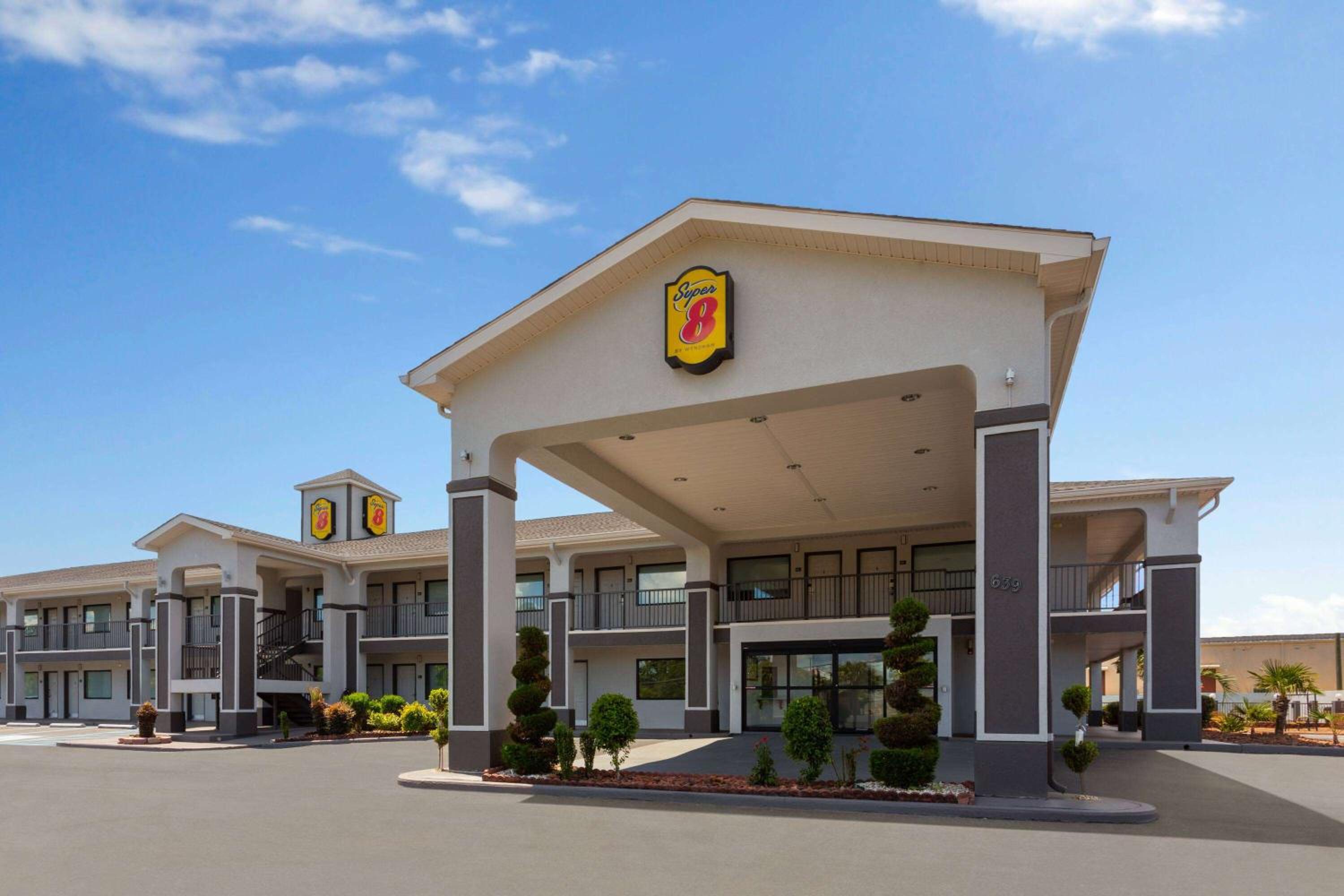 Hotel Super 8 by Wyndham Prattville Montgomery - Image 1