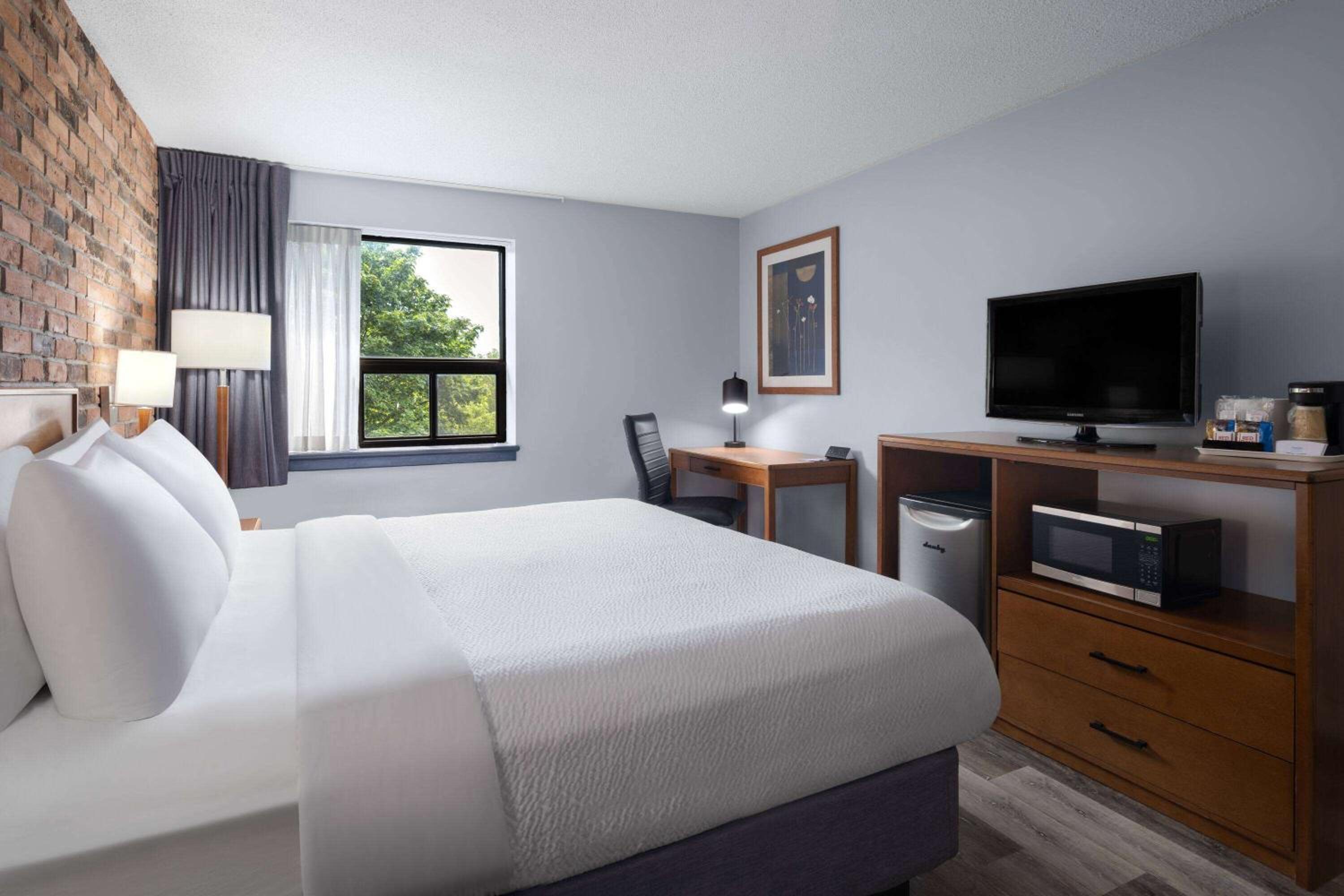 Barrie Vacations - Travelodge by Wyndham Barrie - Property Image 37