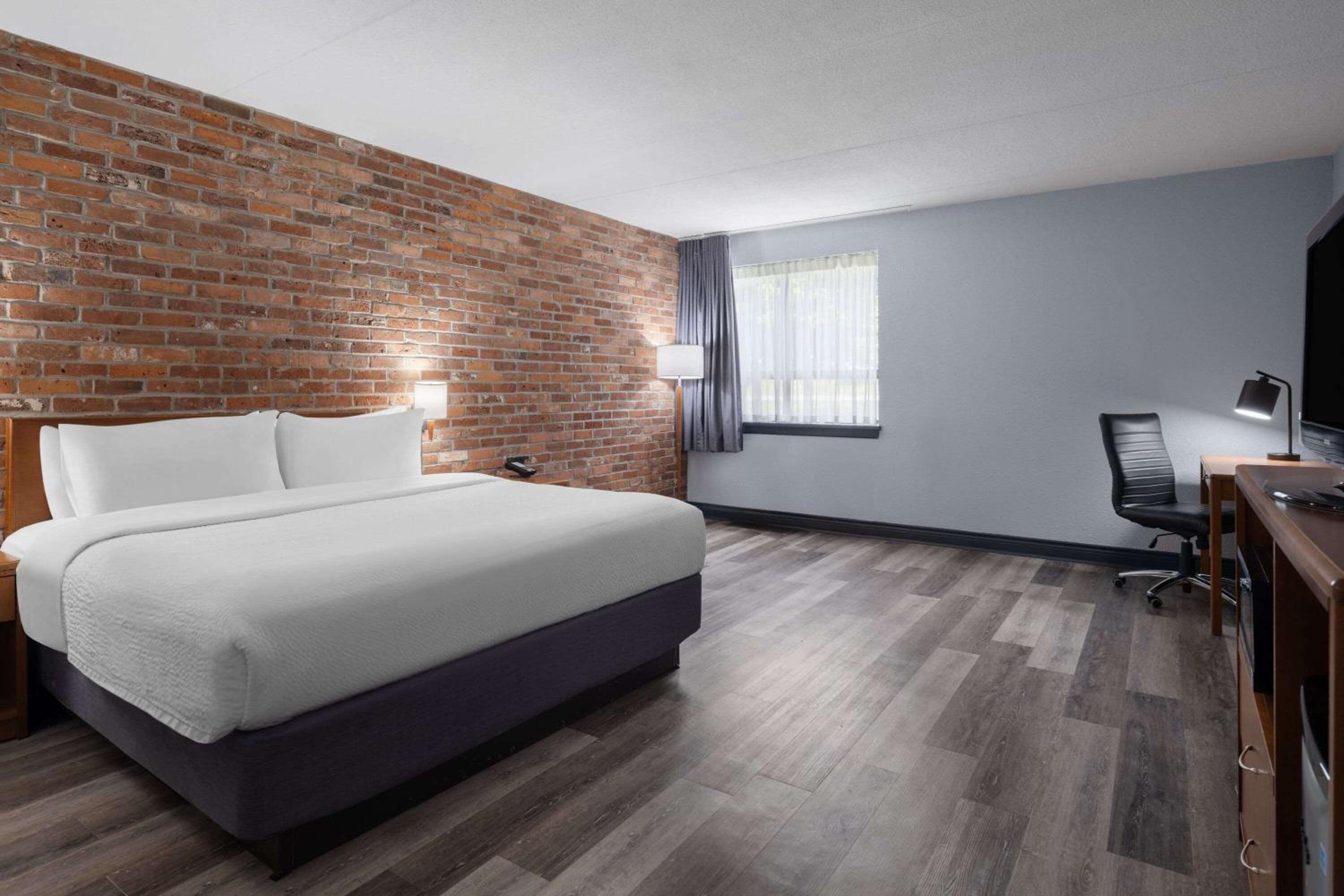 Barrie Vacations - Travelodge by Wyndham Barrie - Property Image 4