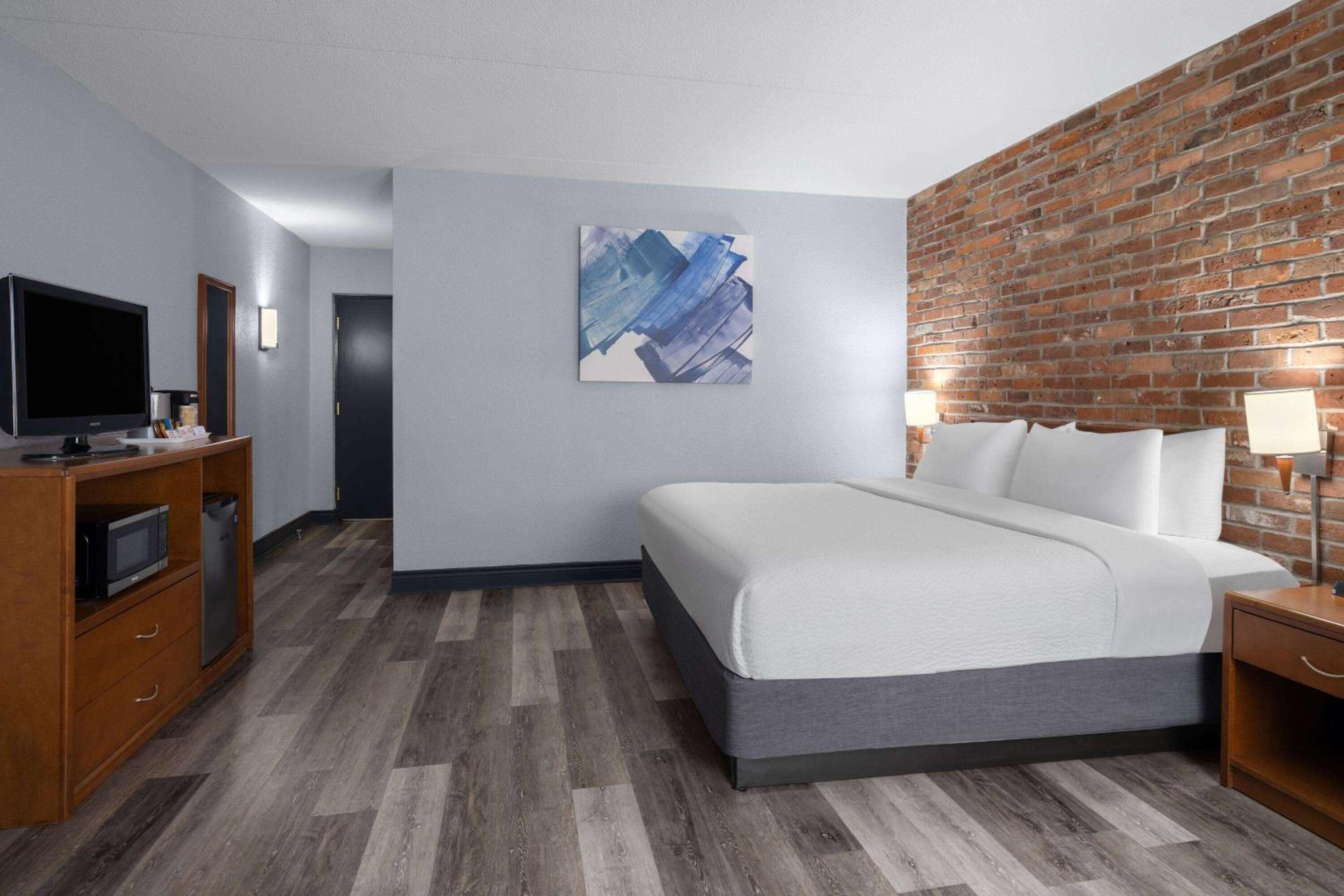 Barrie Vacations - Travelodge by Wyndham Barrie - Property Image 6