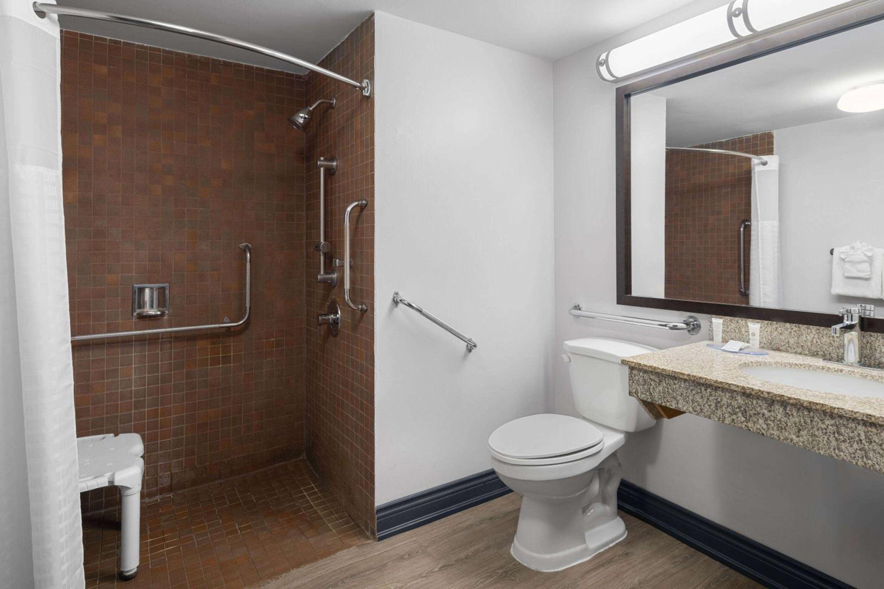 Barrie Vacations - Travelodge by Wyndham Barrie - Property Image 7