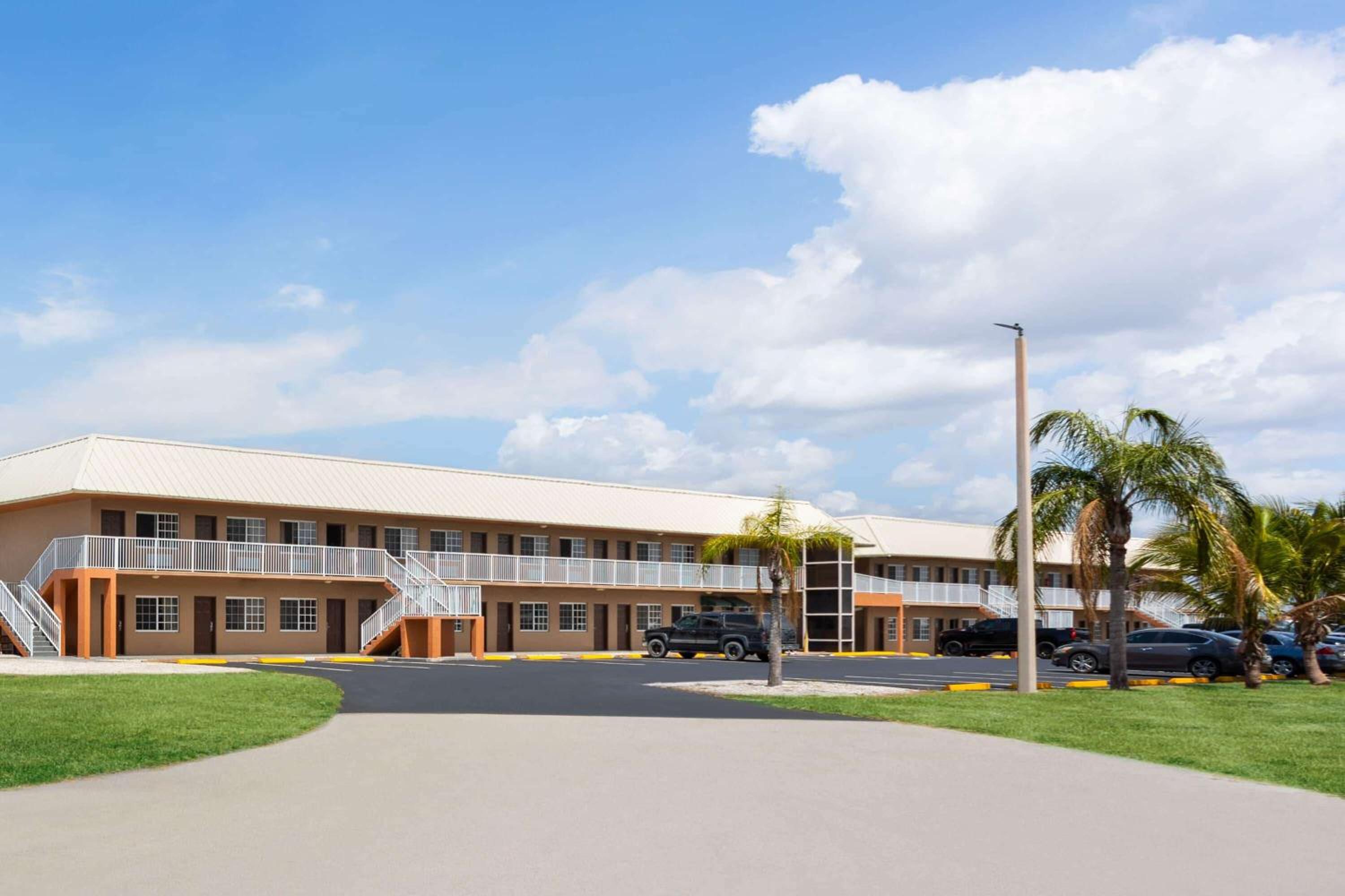 Okeechobee Vacations - Travelodge Suites by Wyndham Lake Okeechobee - Property Image 1