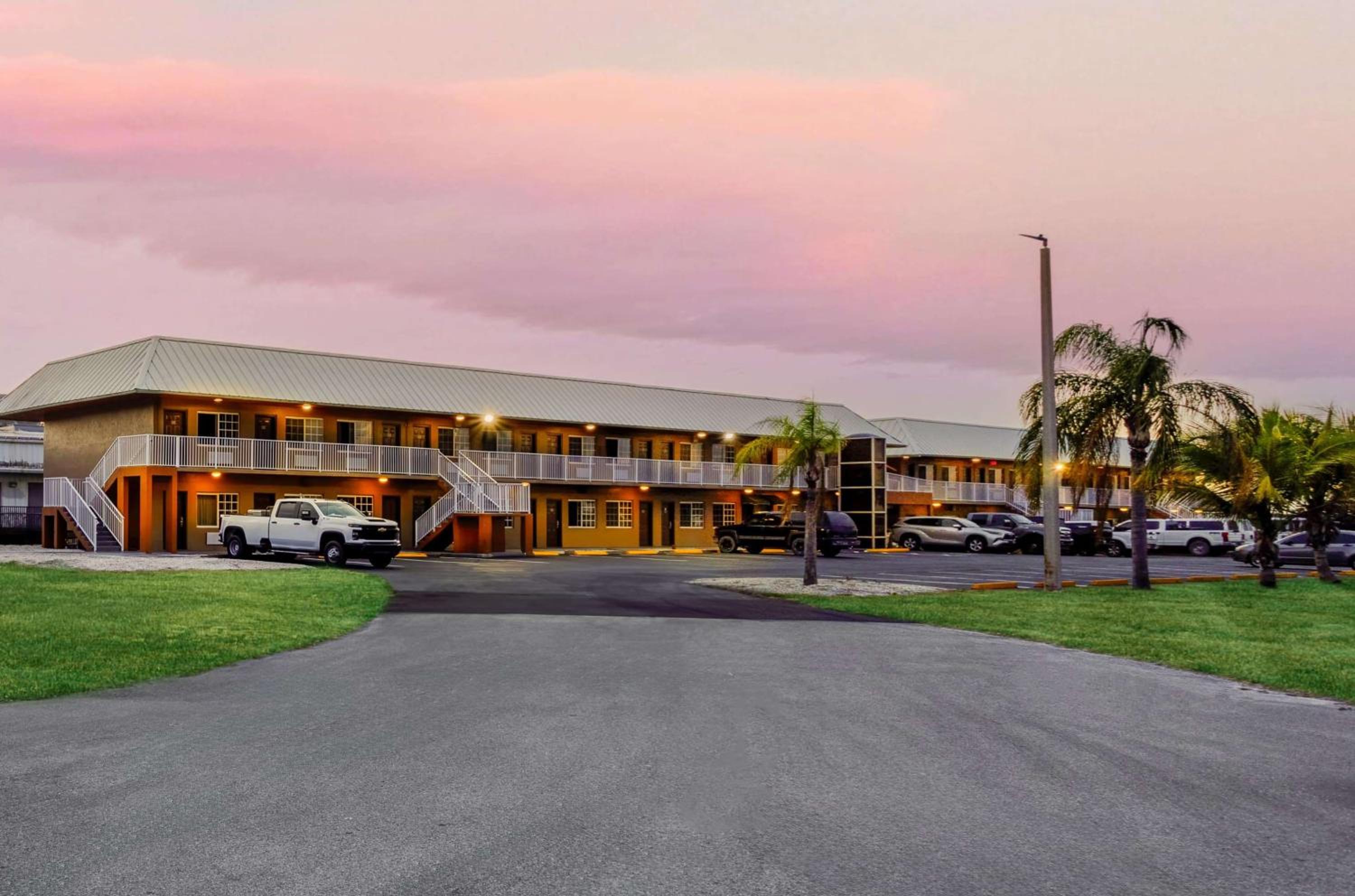 Okeechobee Vacations - Travelodge Suites by Wyndham Lake Okeechobee - Property Image 2
