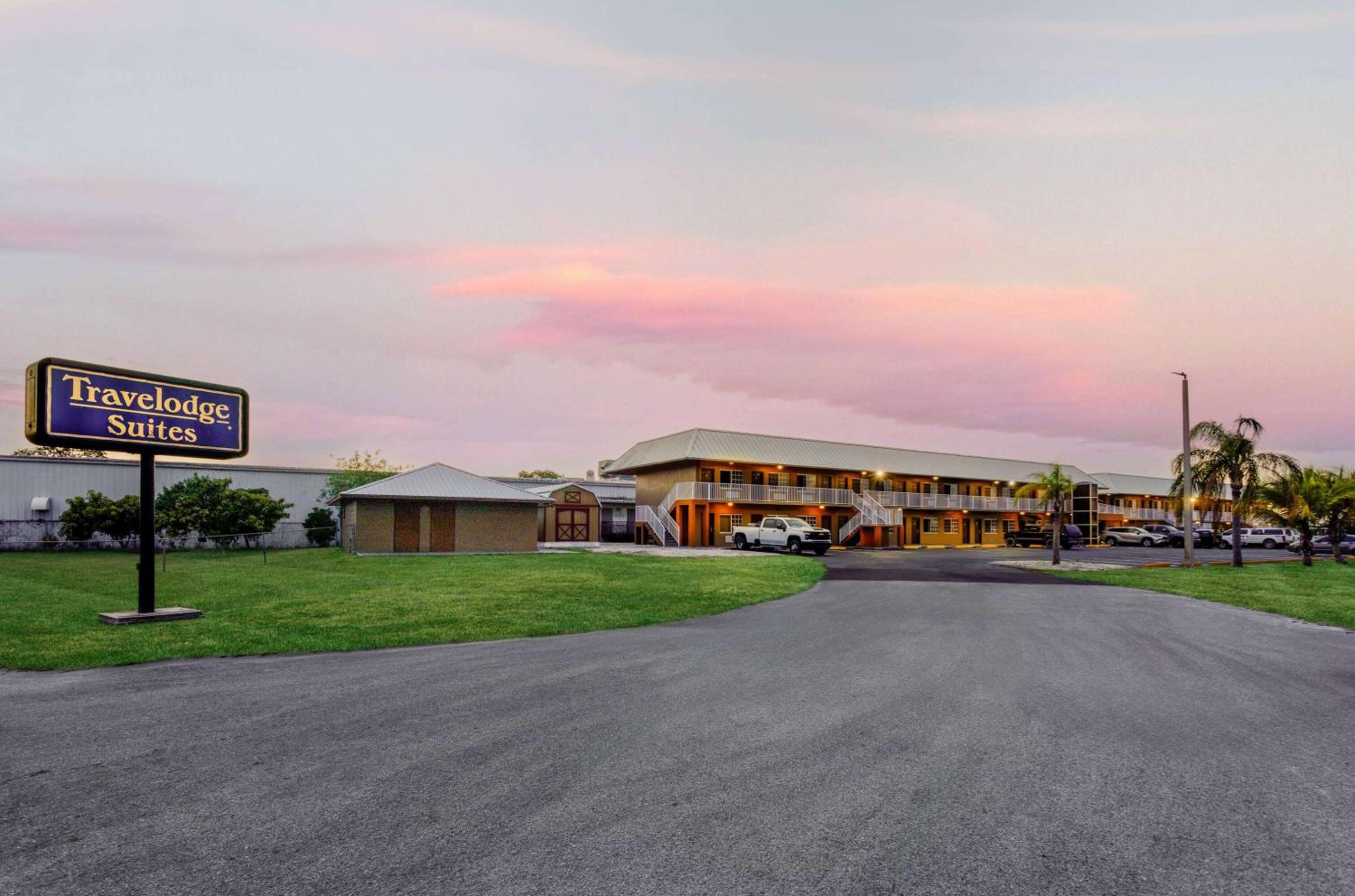 Okeechobee Vacations - Travelodge Suites by Wyndham Lake Okeechobee - Property Image 4