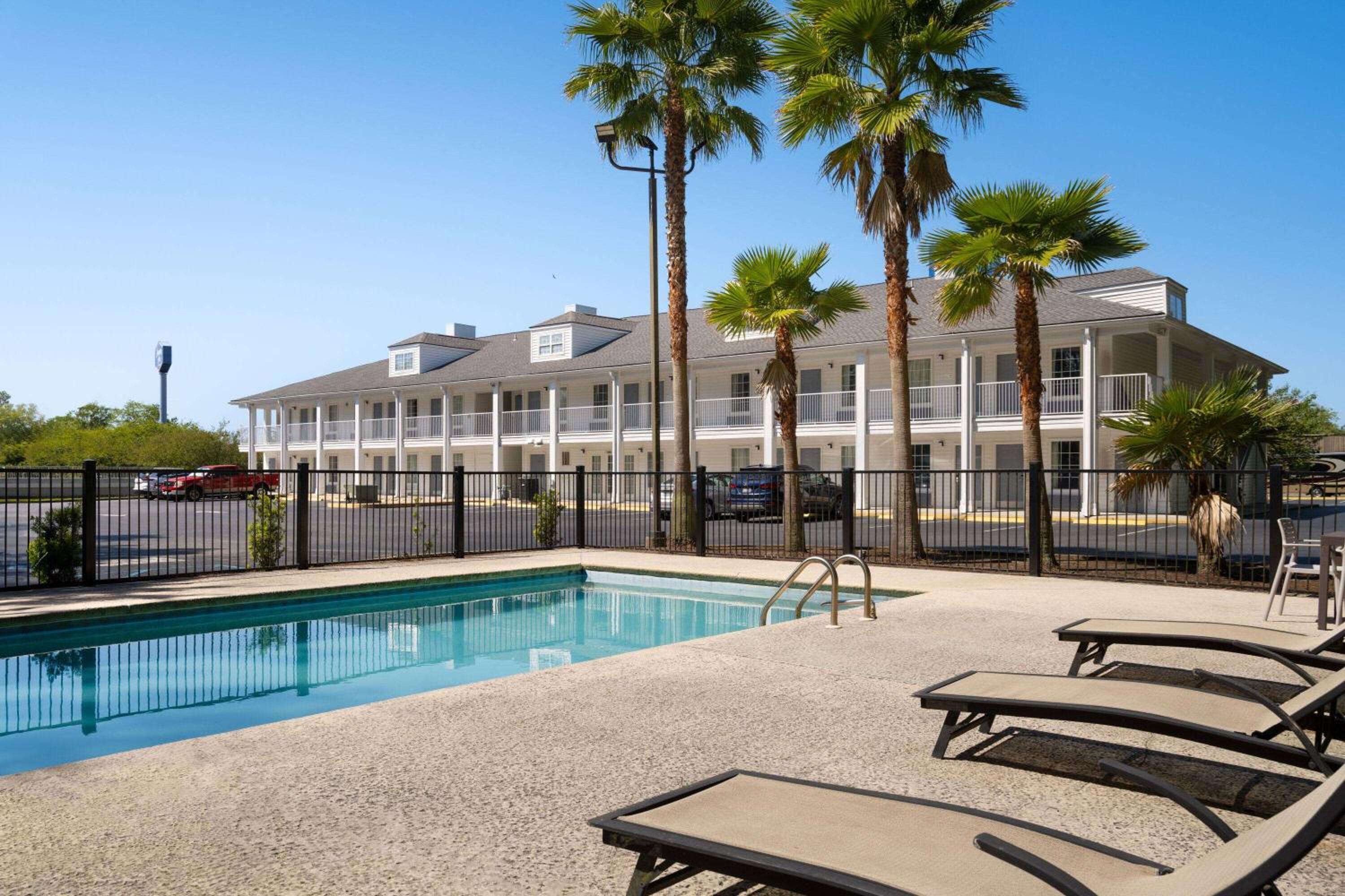 Kingsland Vacations - Baymont by Wyndham Kingsland - Property Image 1