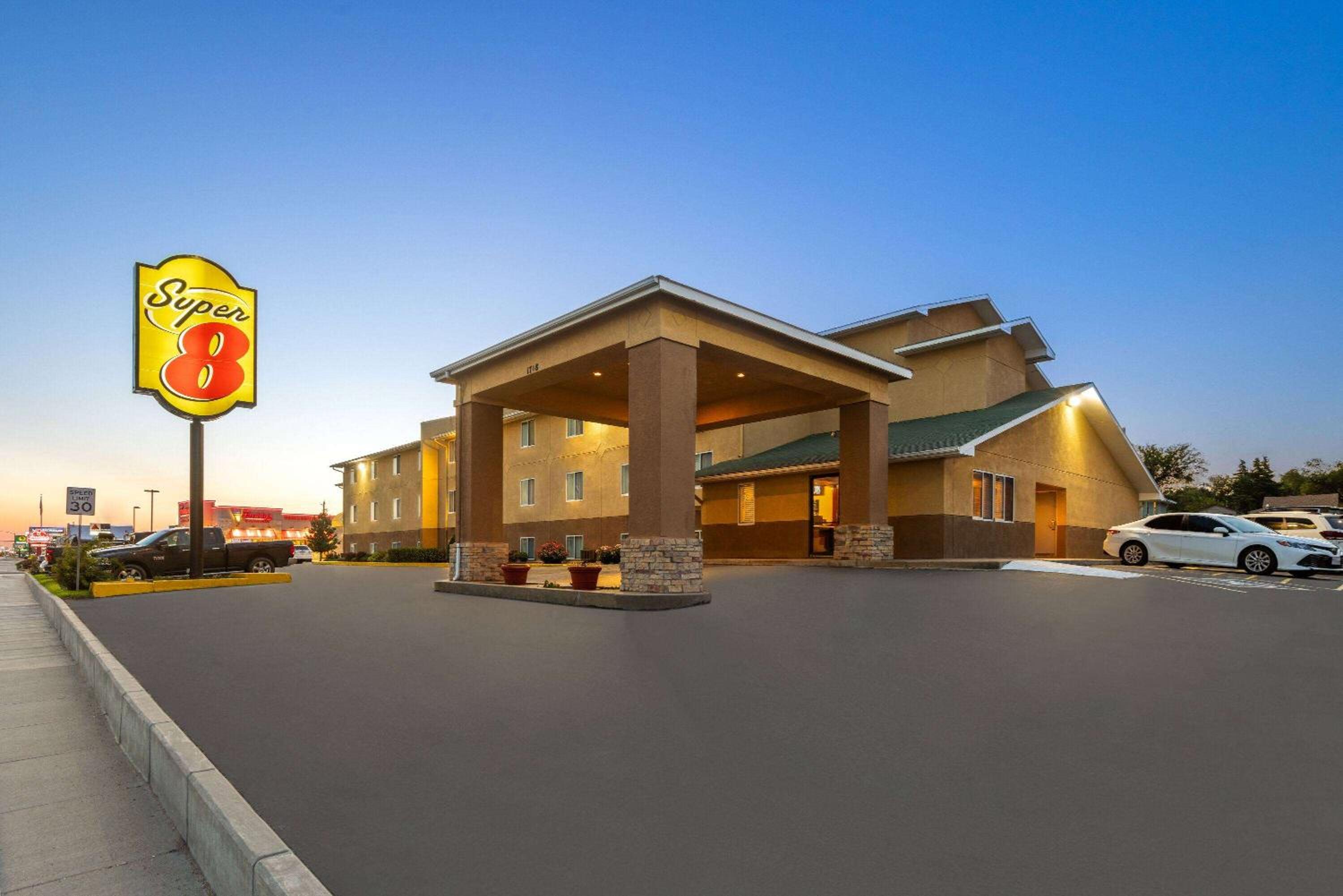 Dodge City Vacations - Super 8 by Wyndham Dodge City - Property Image 2