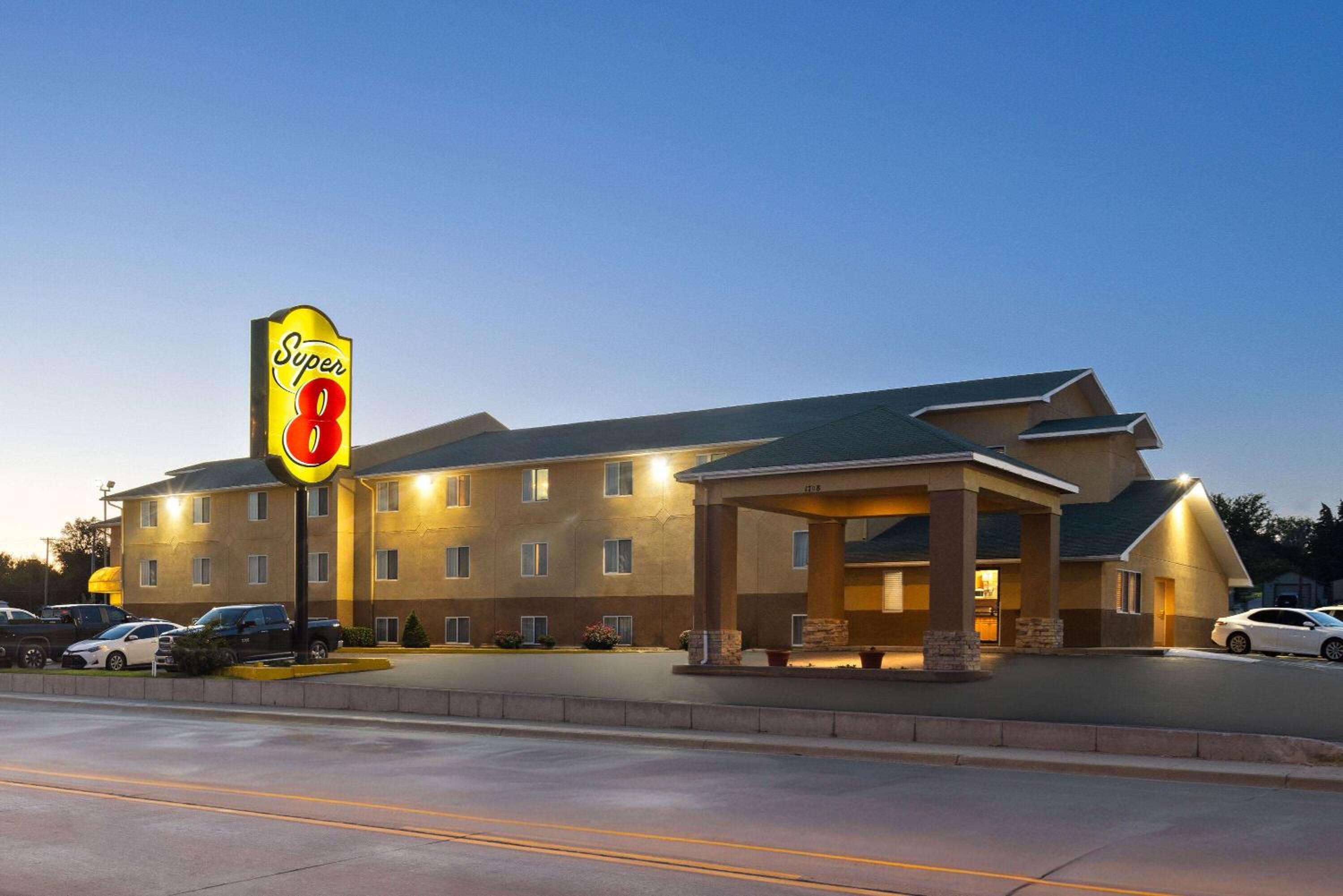Dodge City Vacations - Super 8 by Wyndham Dodge City - Property Image 12