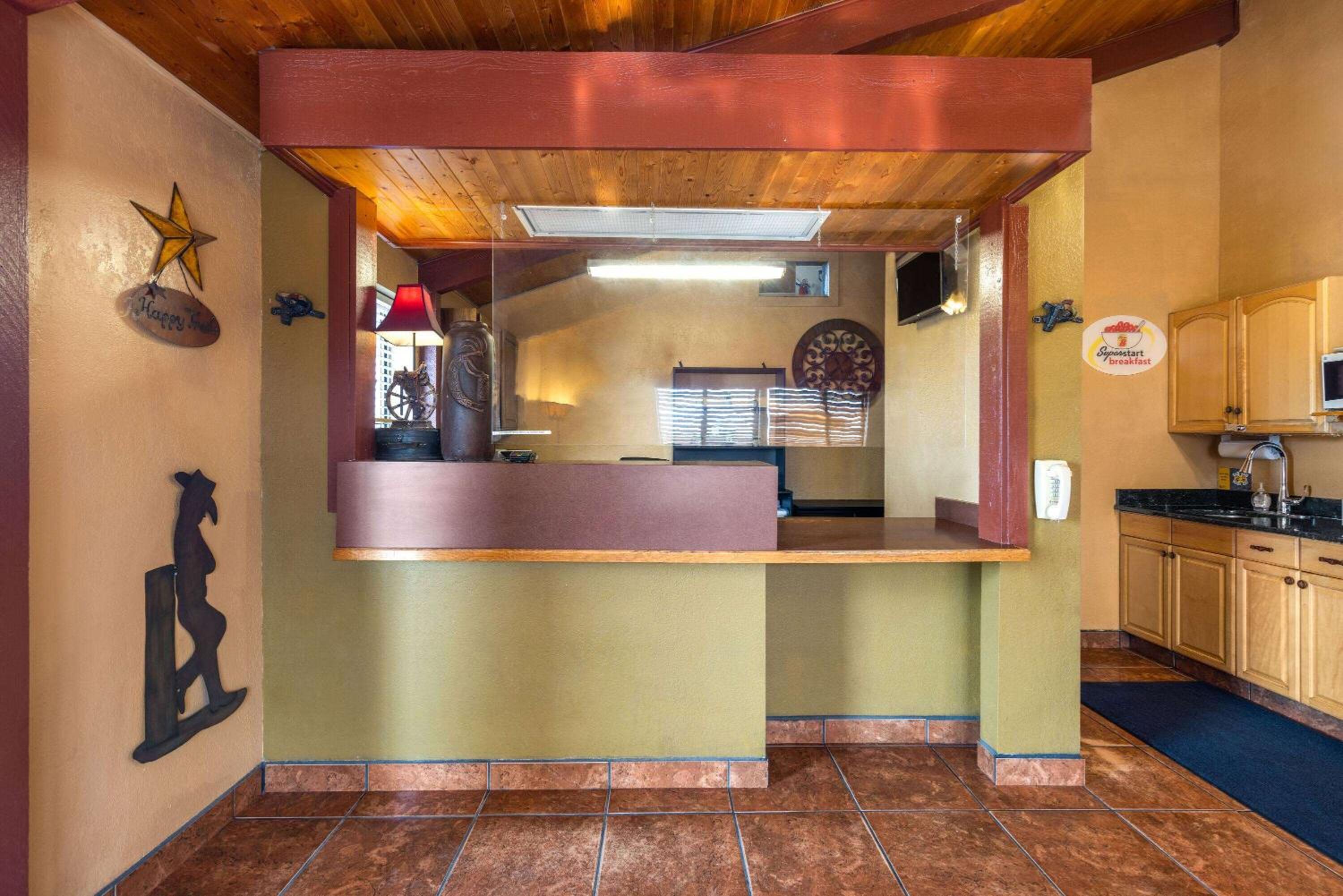 Dodge City Vacations - Super 8 by Wyndham Dodge City - Property Image 3