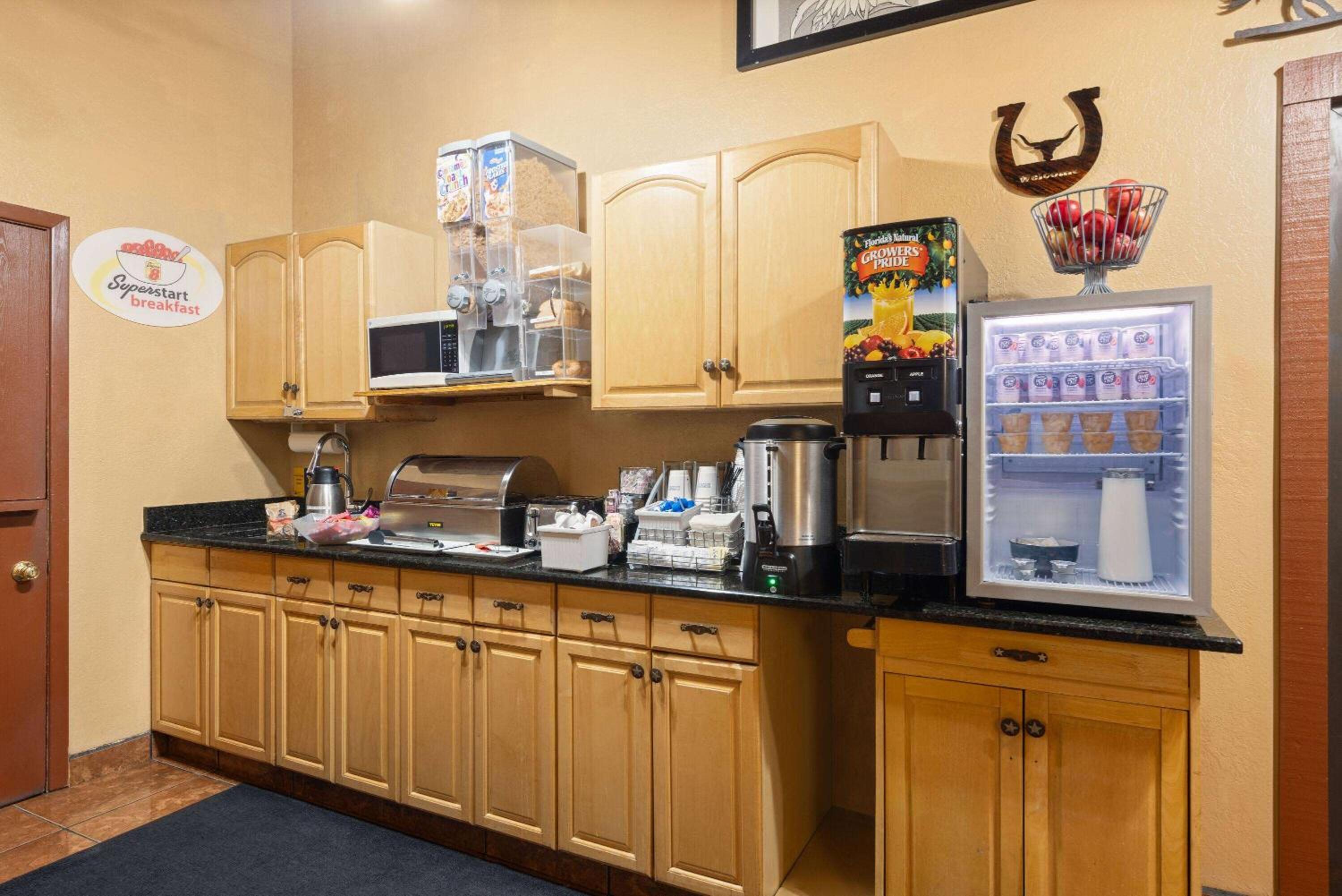 Dodge City Vacations - Super 8 by Wyndham Dodge City - Property Image 5