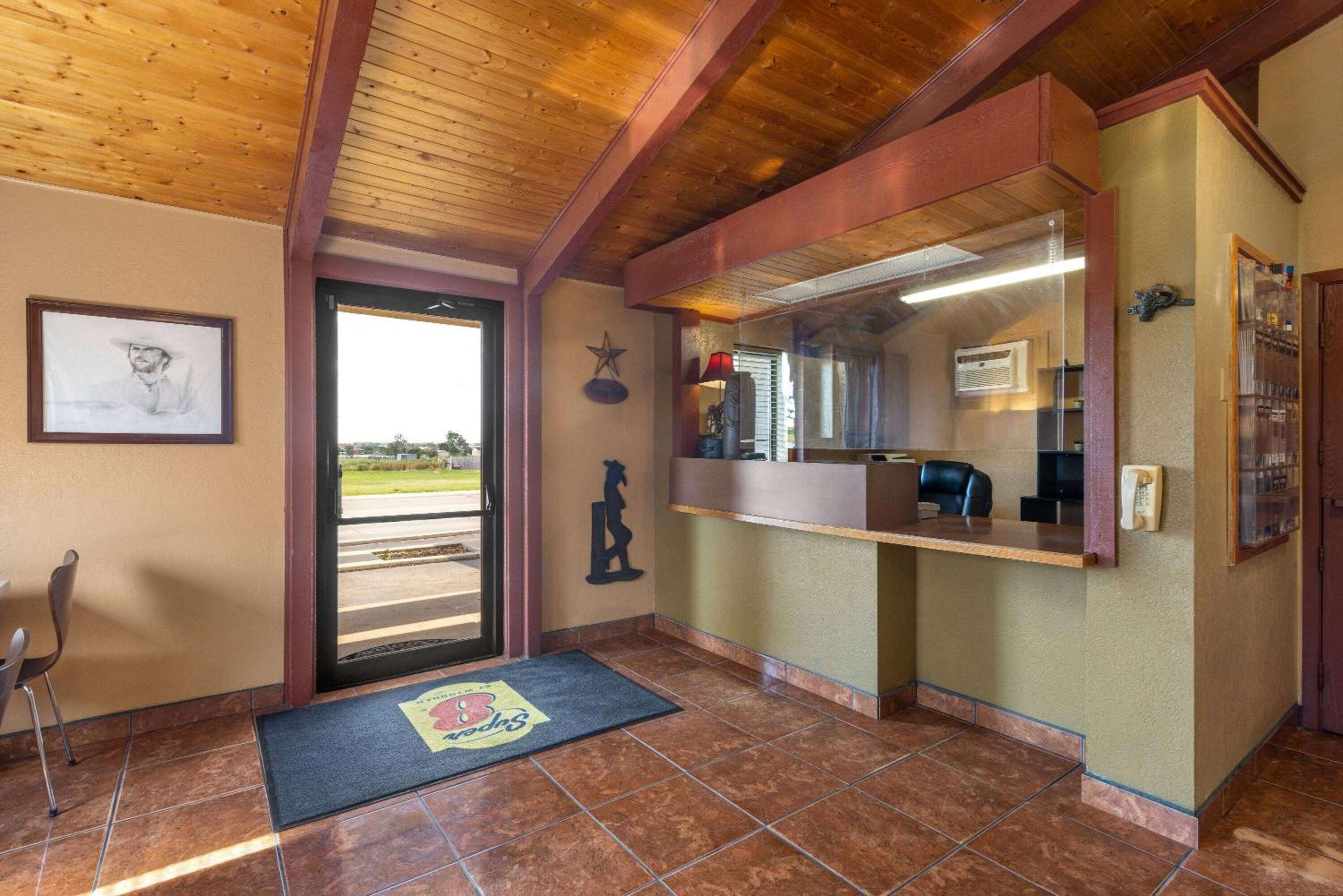 Dodge City Vacations - Super 8 by Wyndham Dodge City - Property Image 4