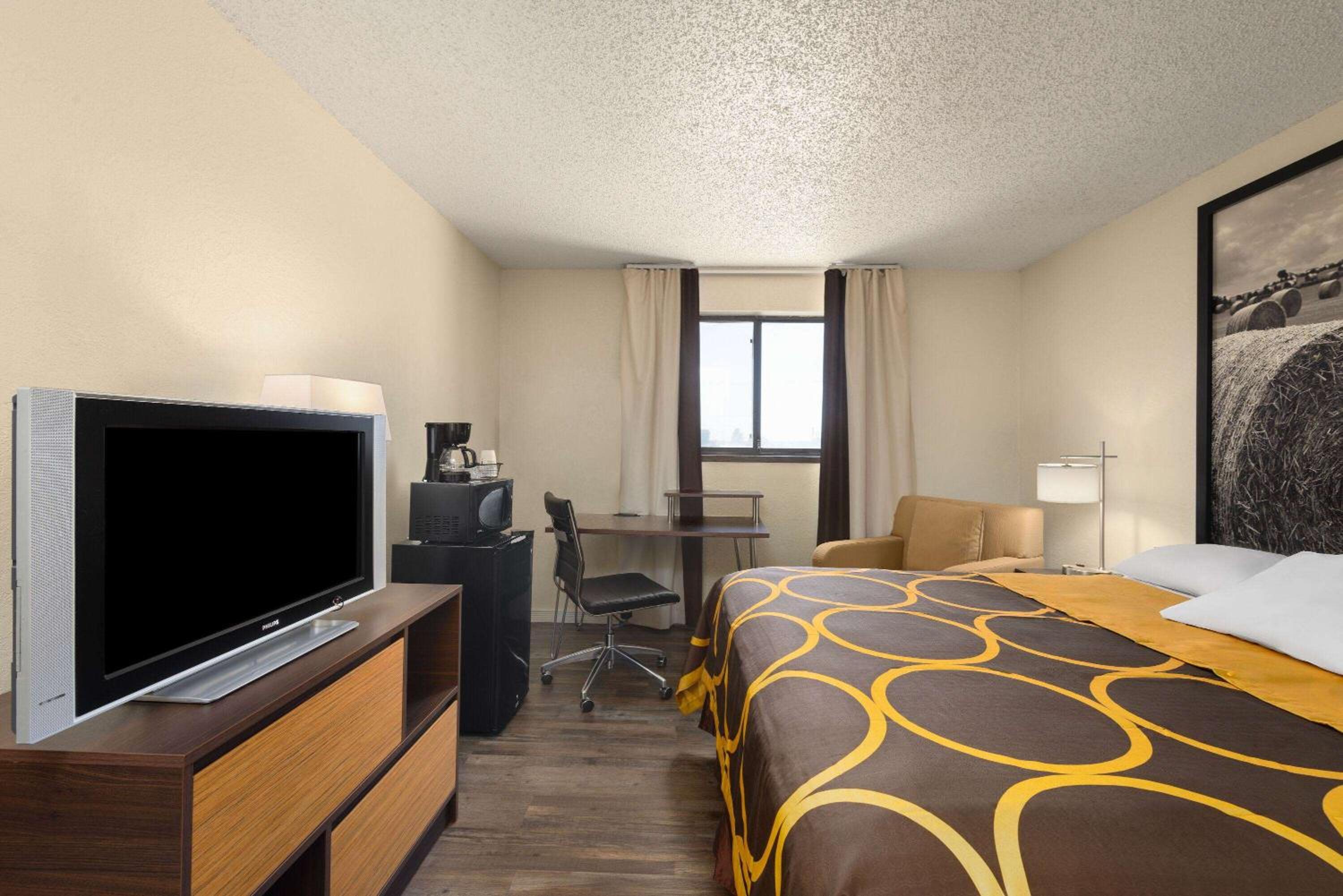 Dodge City Vacations - Super 8 by Wyndham Dodge City - Property Image 1