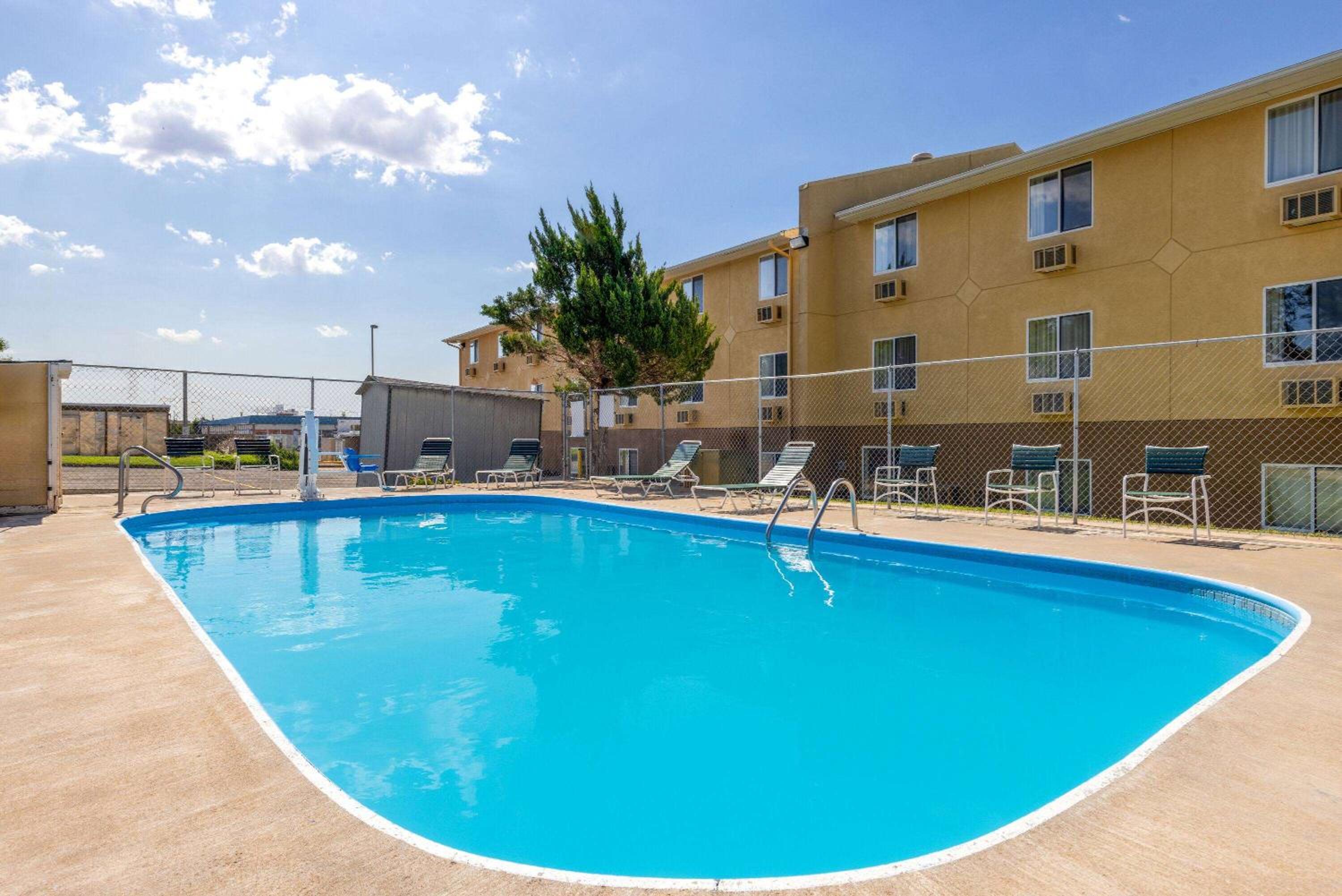 Dodge City Vacations - Super 8 by Wyndham Dodge City - Property Image 7