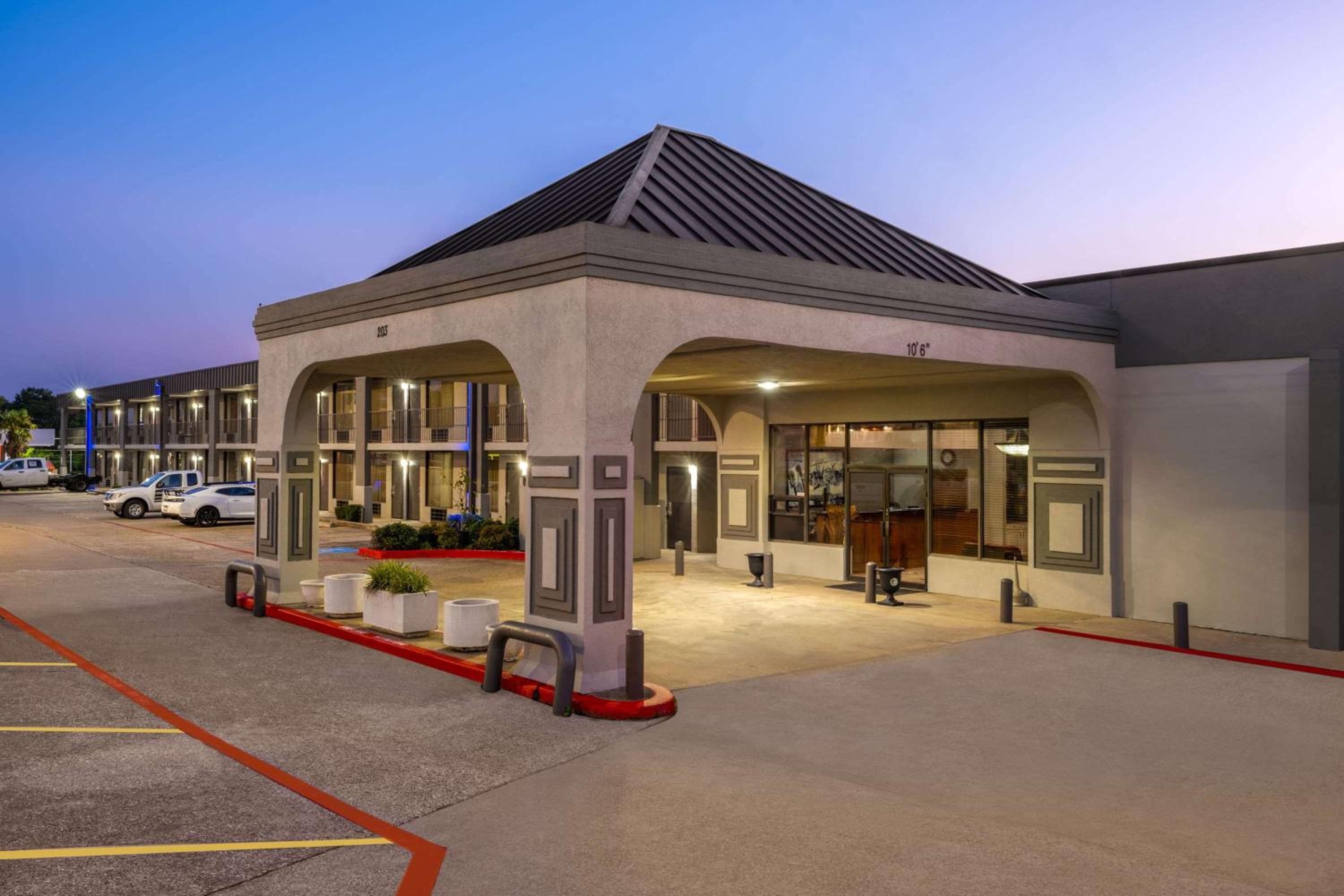 Marshall Vacations - Super 8 by Wyndham Longview/North - Property Image 2