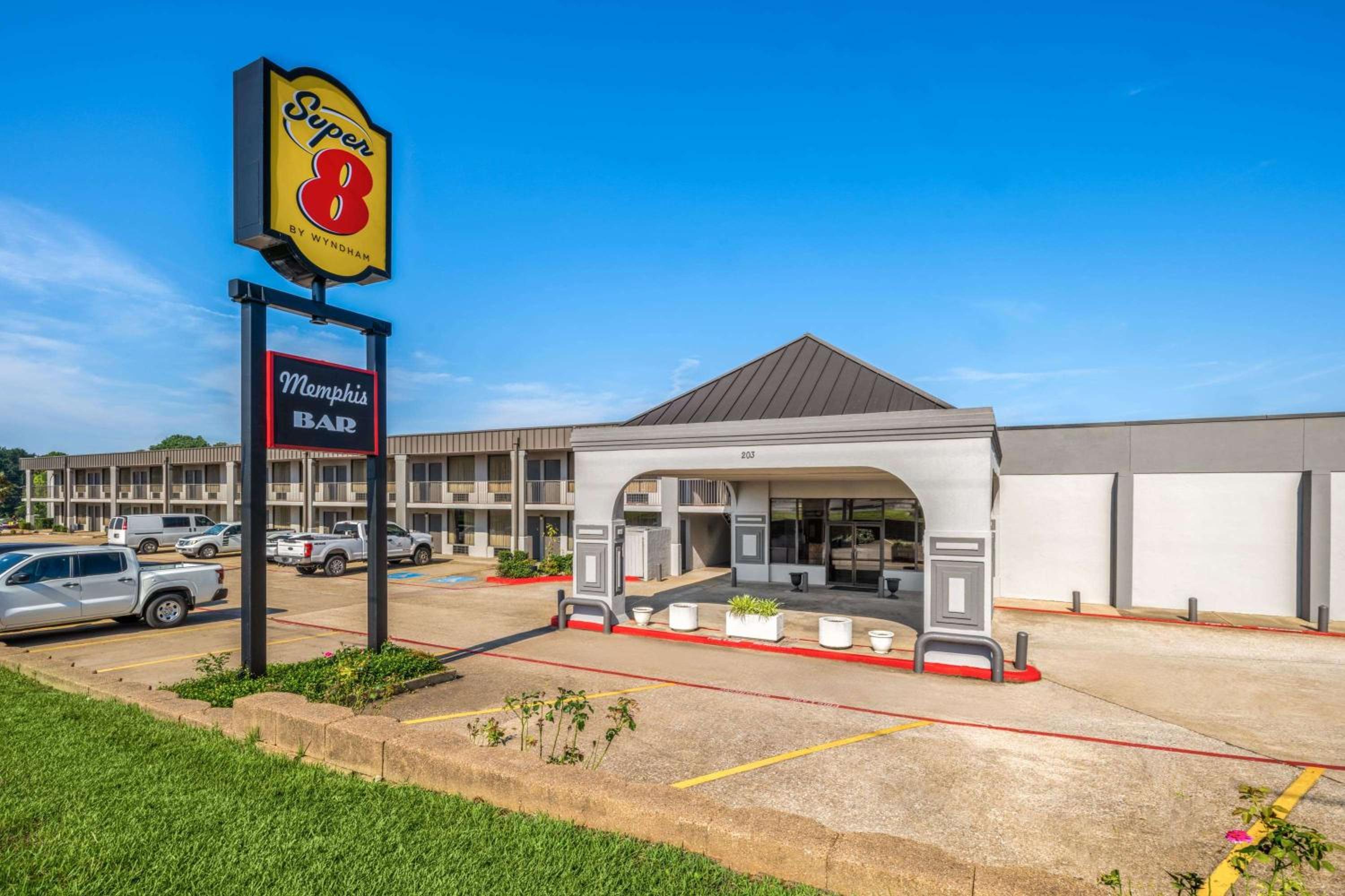Marshall Vacations - Super 8 by Wyndham Longview/North - Property Image 1