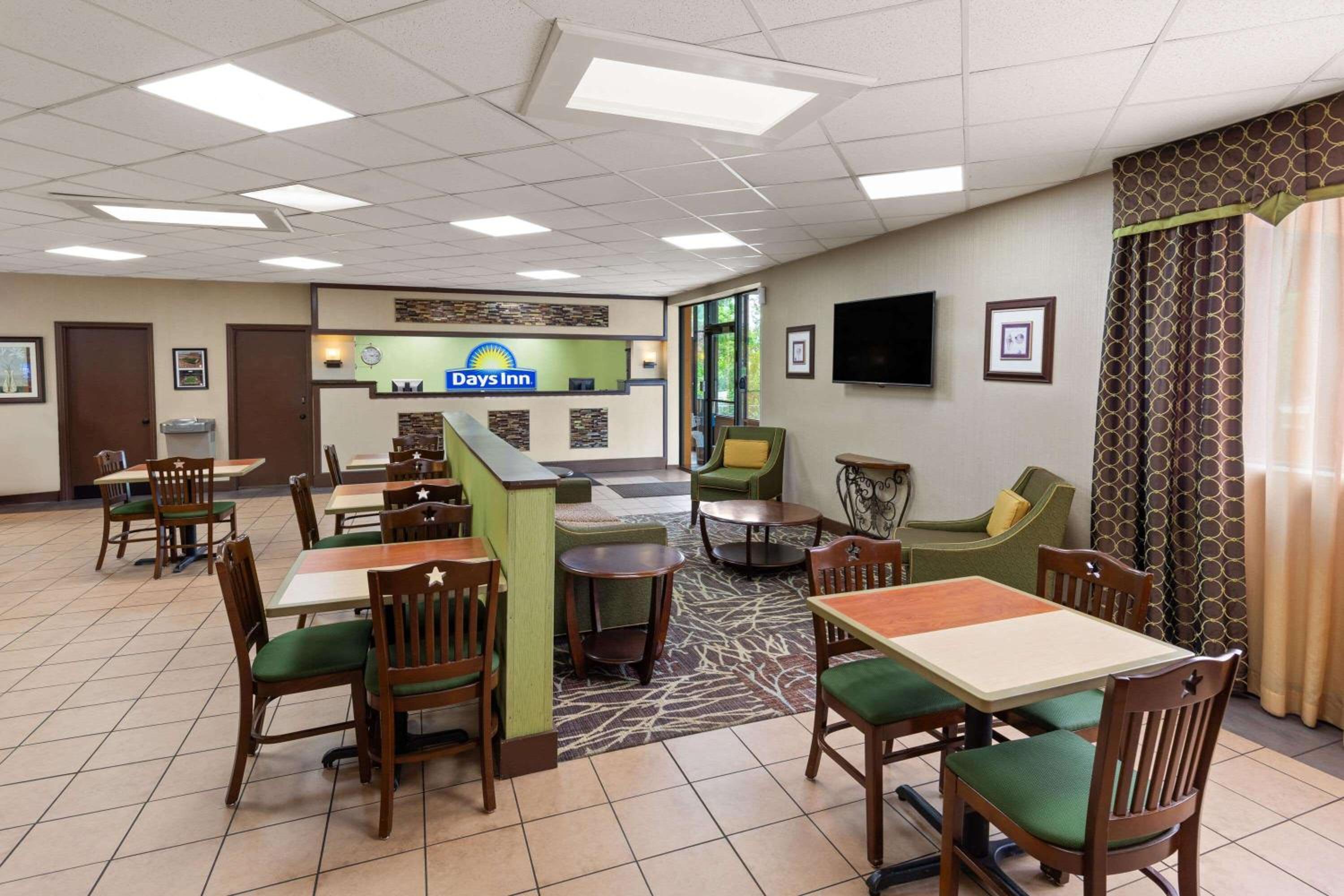 Days Inn by Wyndham Knoxville East view 4
