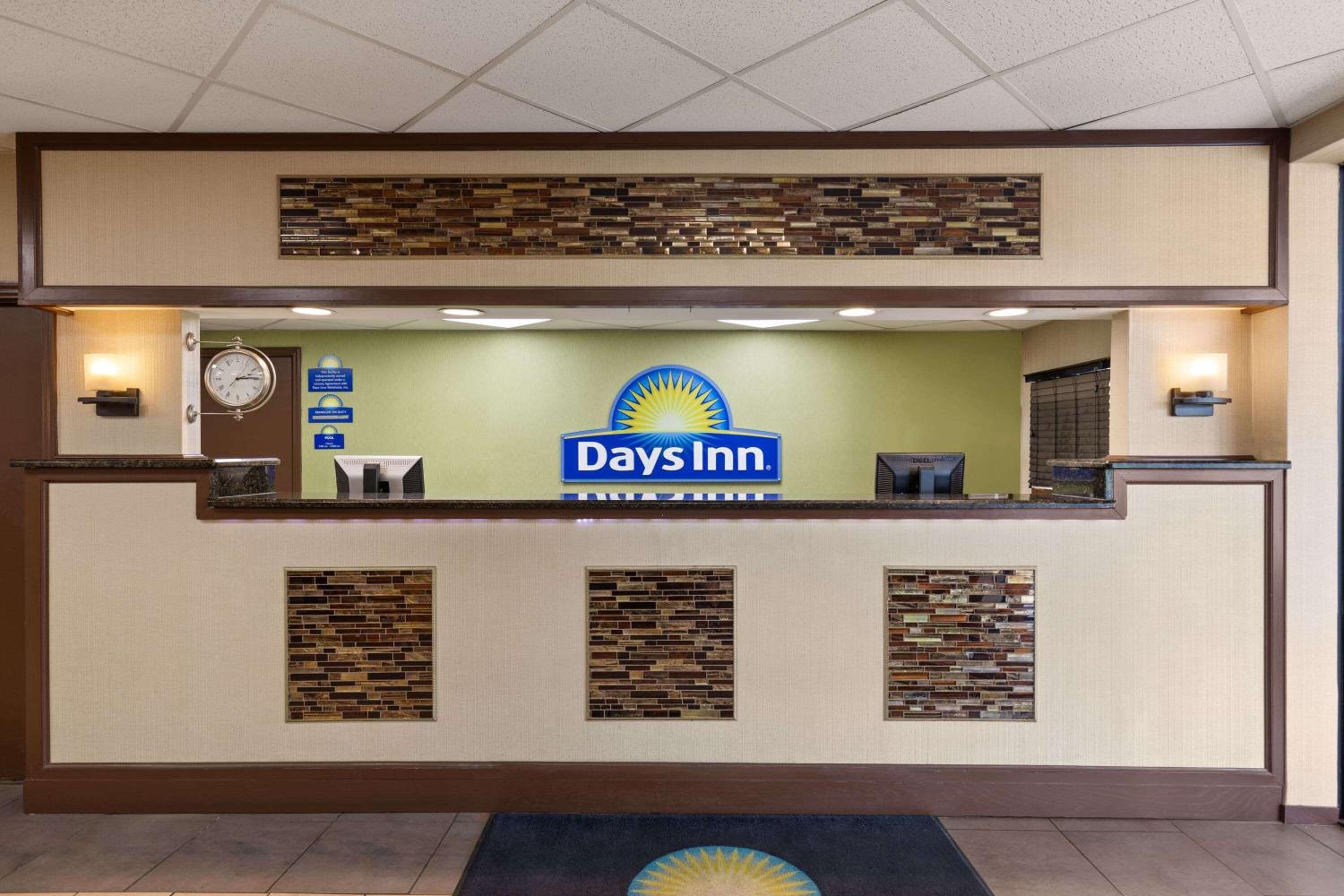 Days Inn by Wyndham Knoxville East view 3