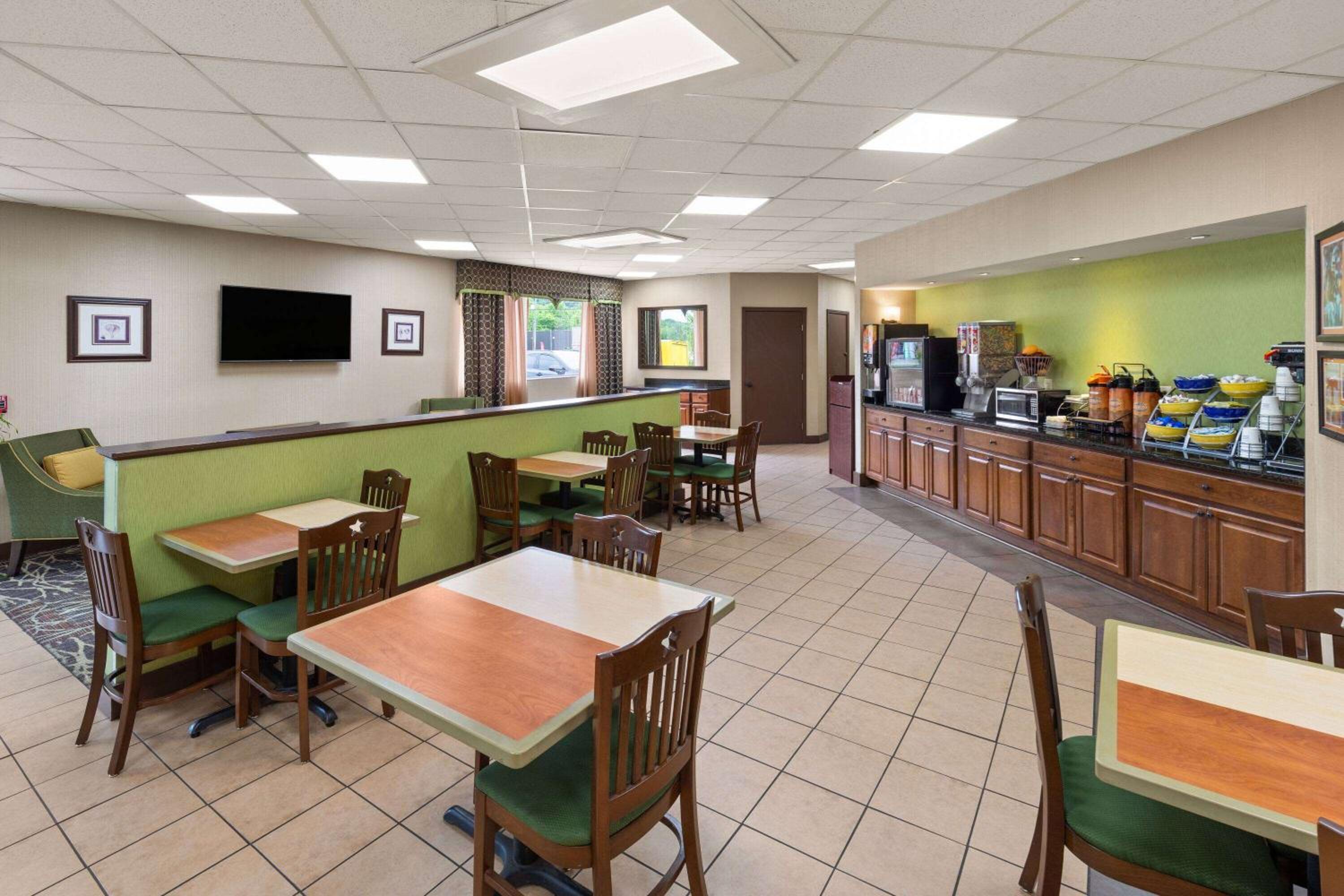 Days Inn by Wyndham Knoxville East view 5