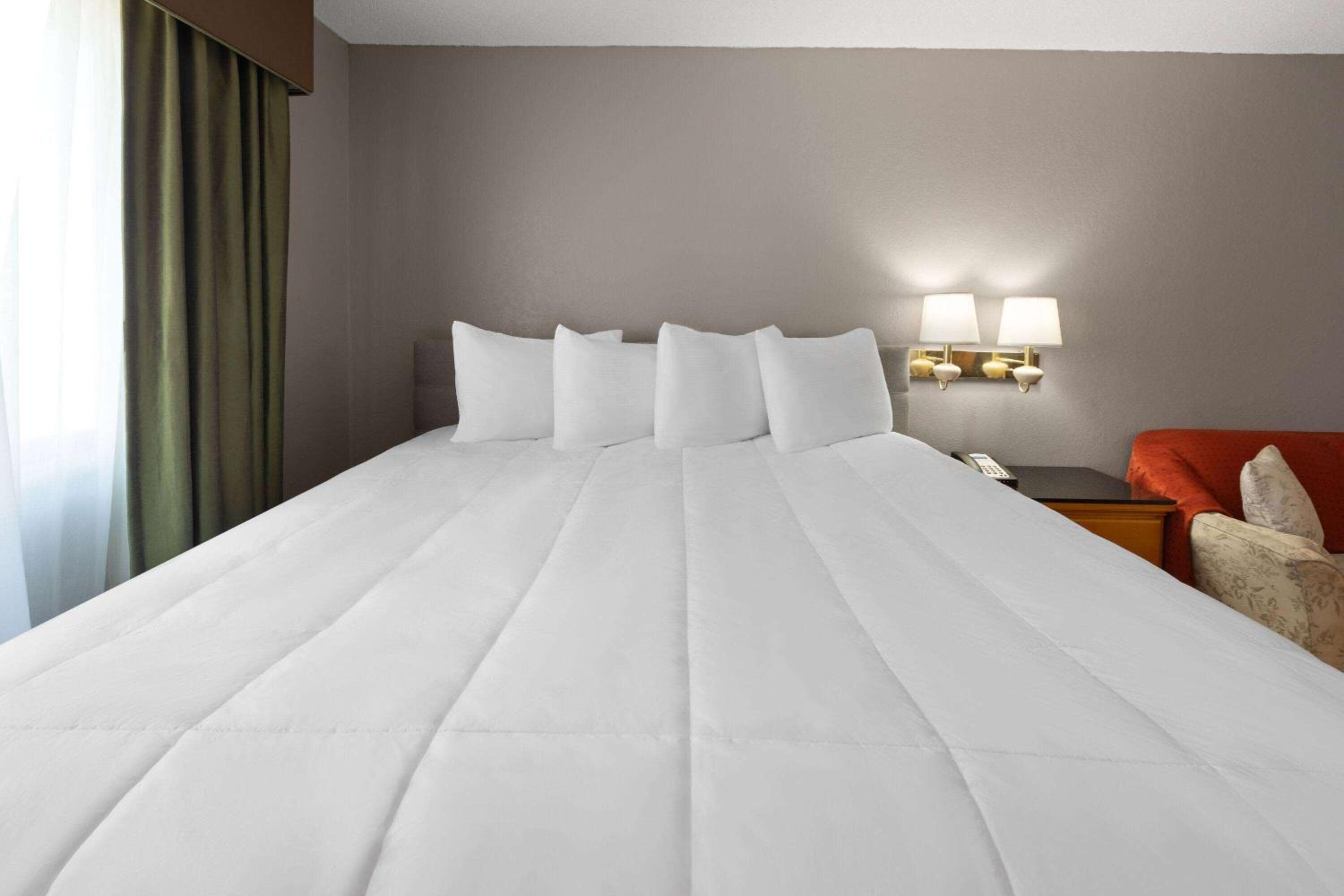 Travelodge by Wyndham Redwood Falls