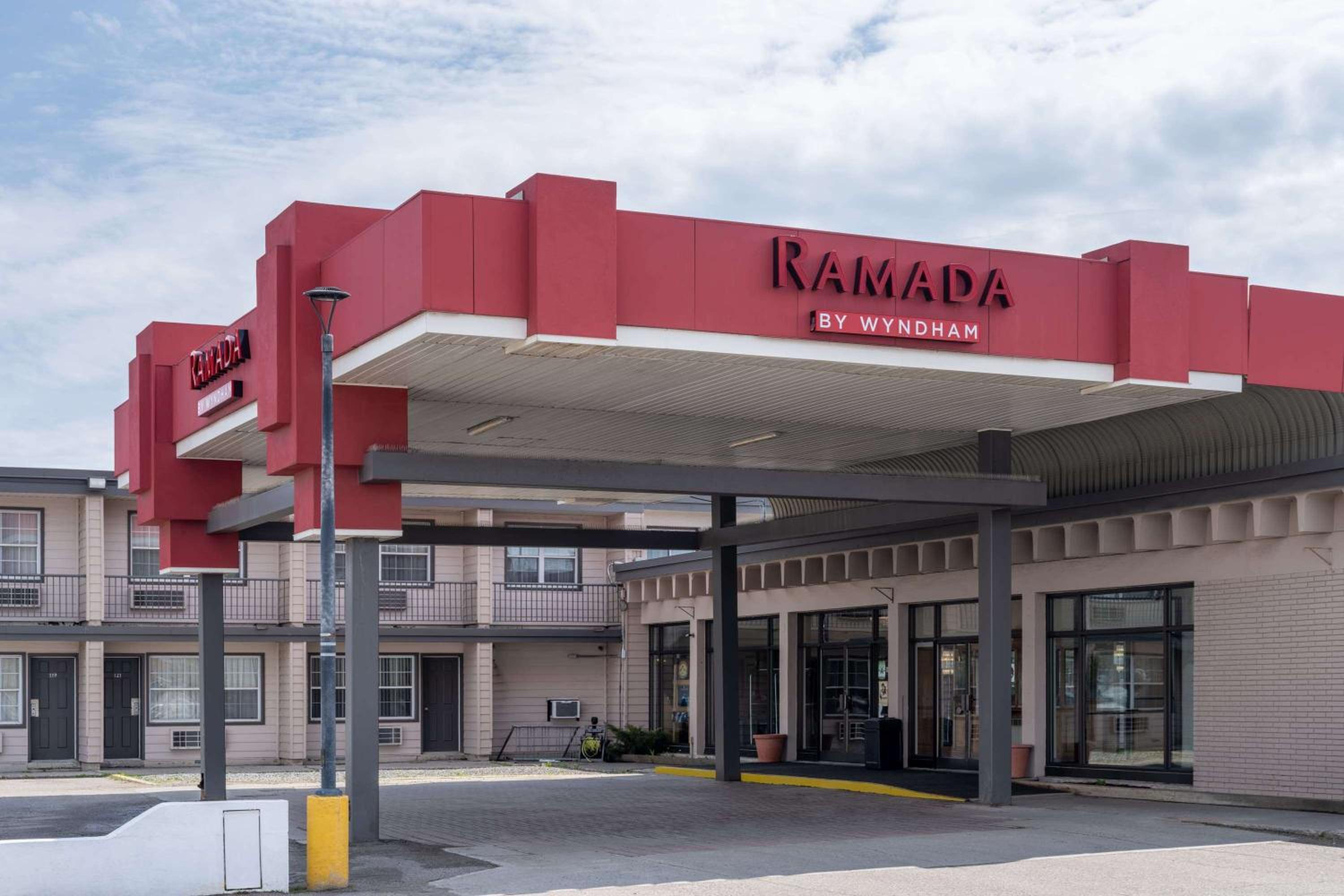 Ramada by Wyndham Thunder Bay Airlane Hotel view 2