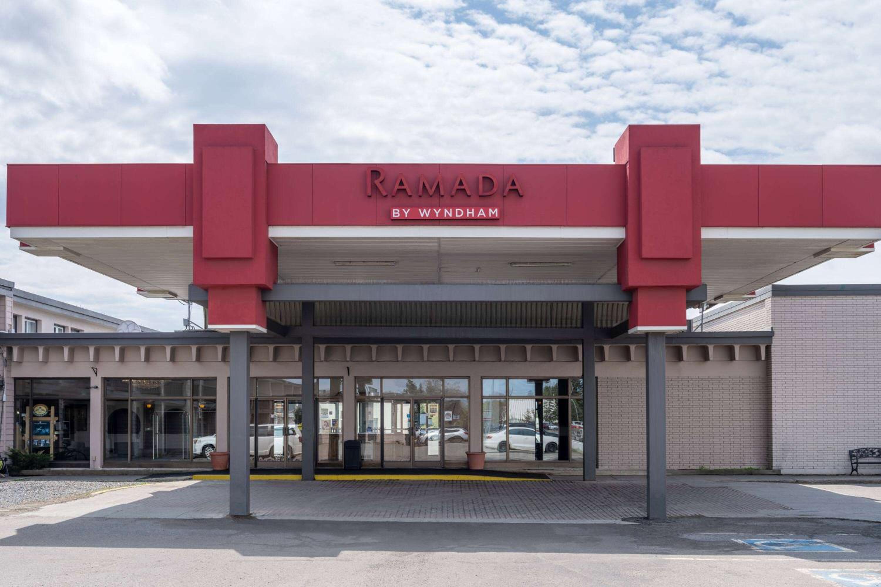 Ramada by Wyndham Thunder Bay Airlane Hotel view 3