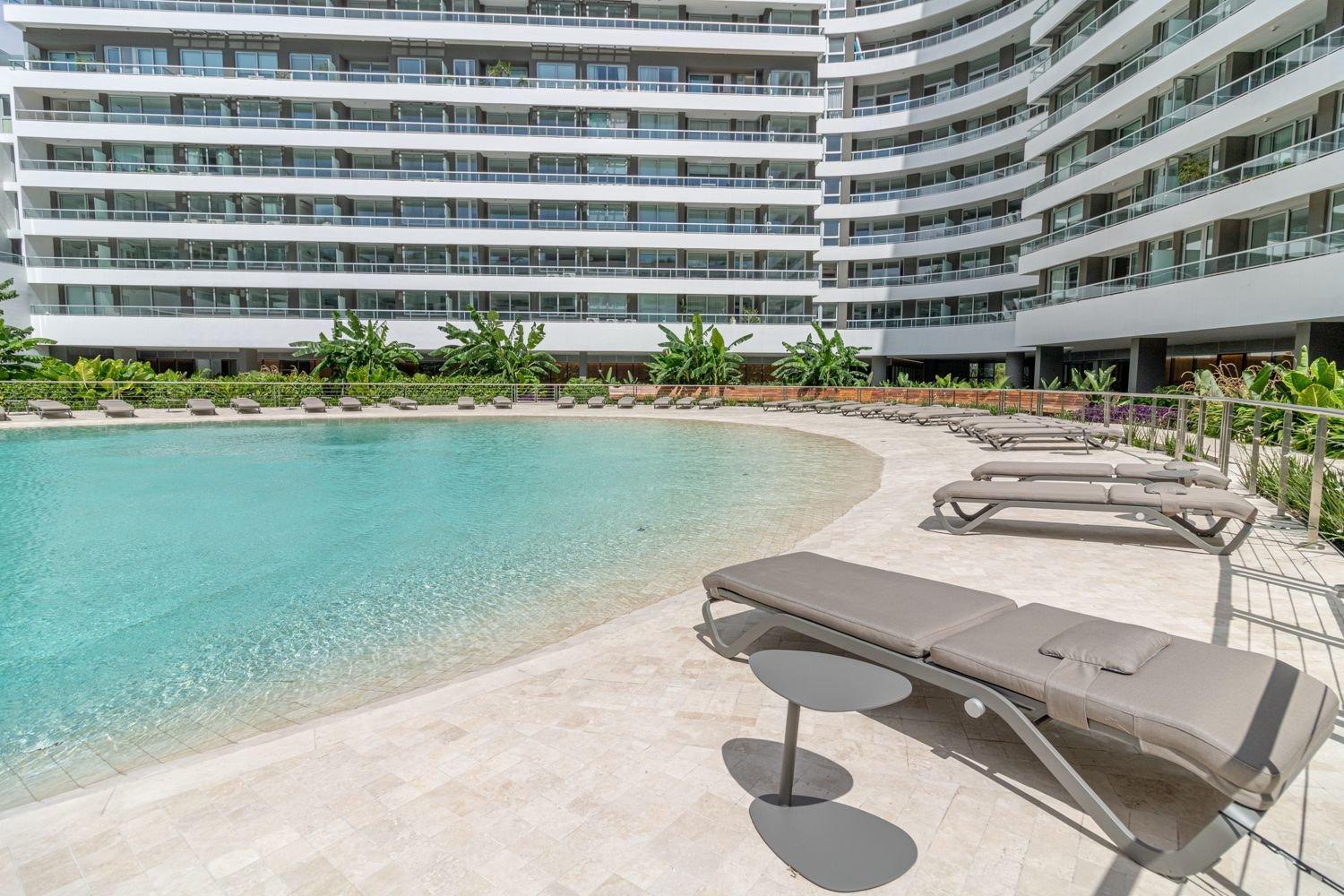Stunning 1BR Apartment w/ Pool, Gym, Spa & Sauna