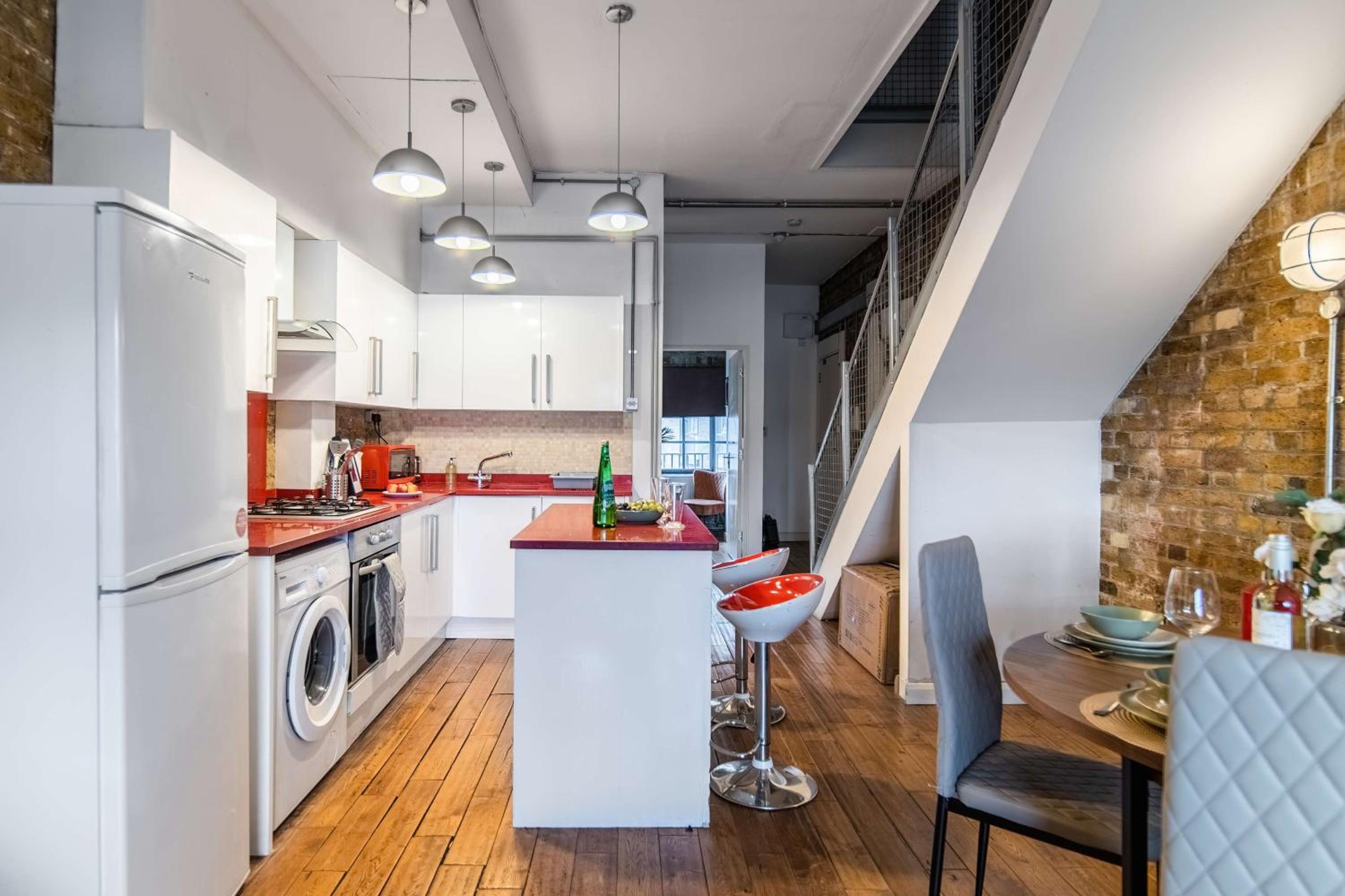 Livestay-Fabulous Three Bed Warehouse Conversion Apartment