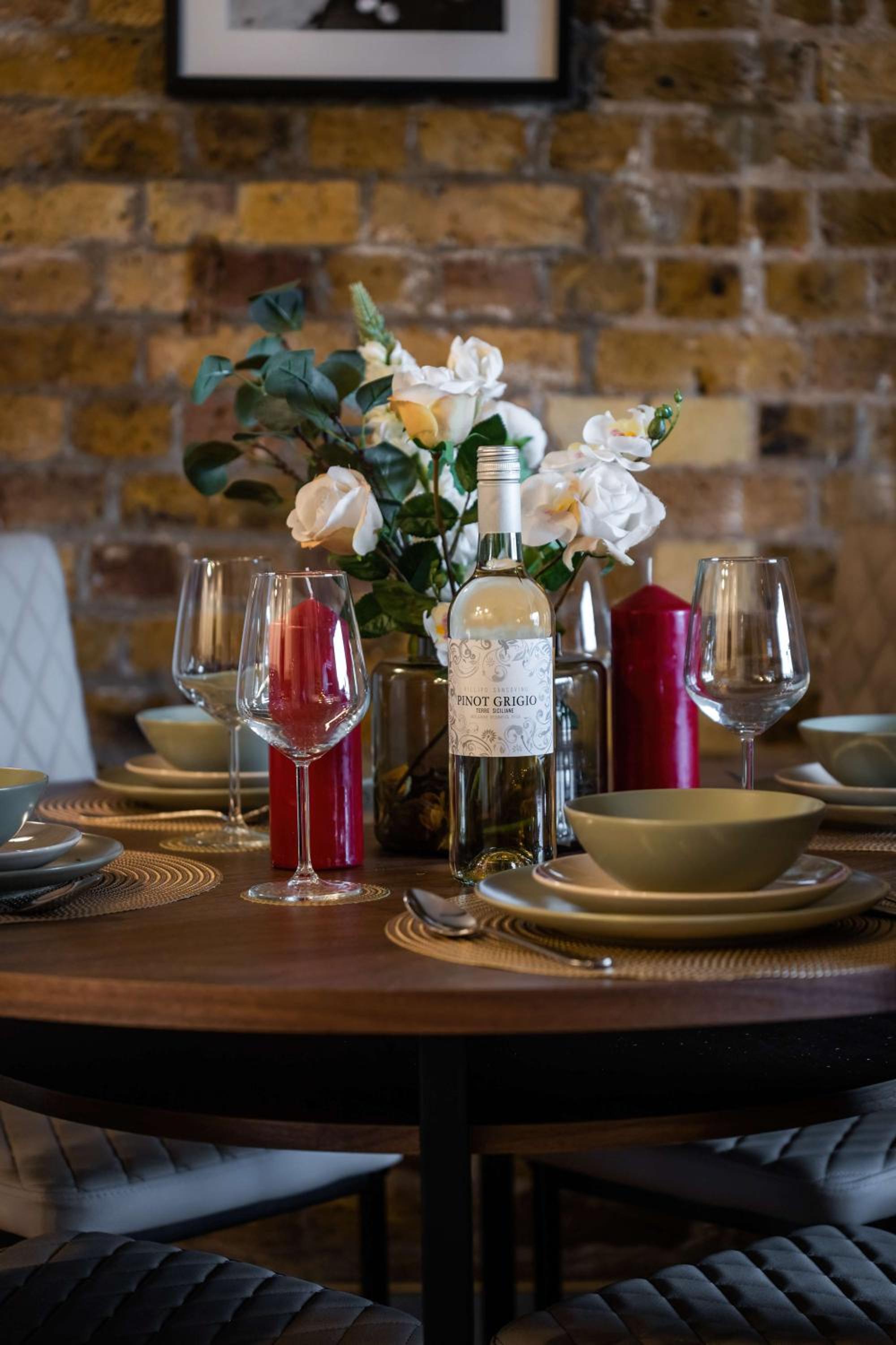 Livestay-Fabulous Three Bed Warehouse Conversion Apartment