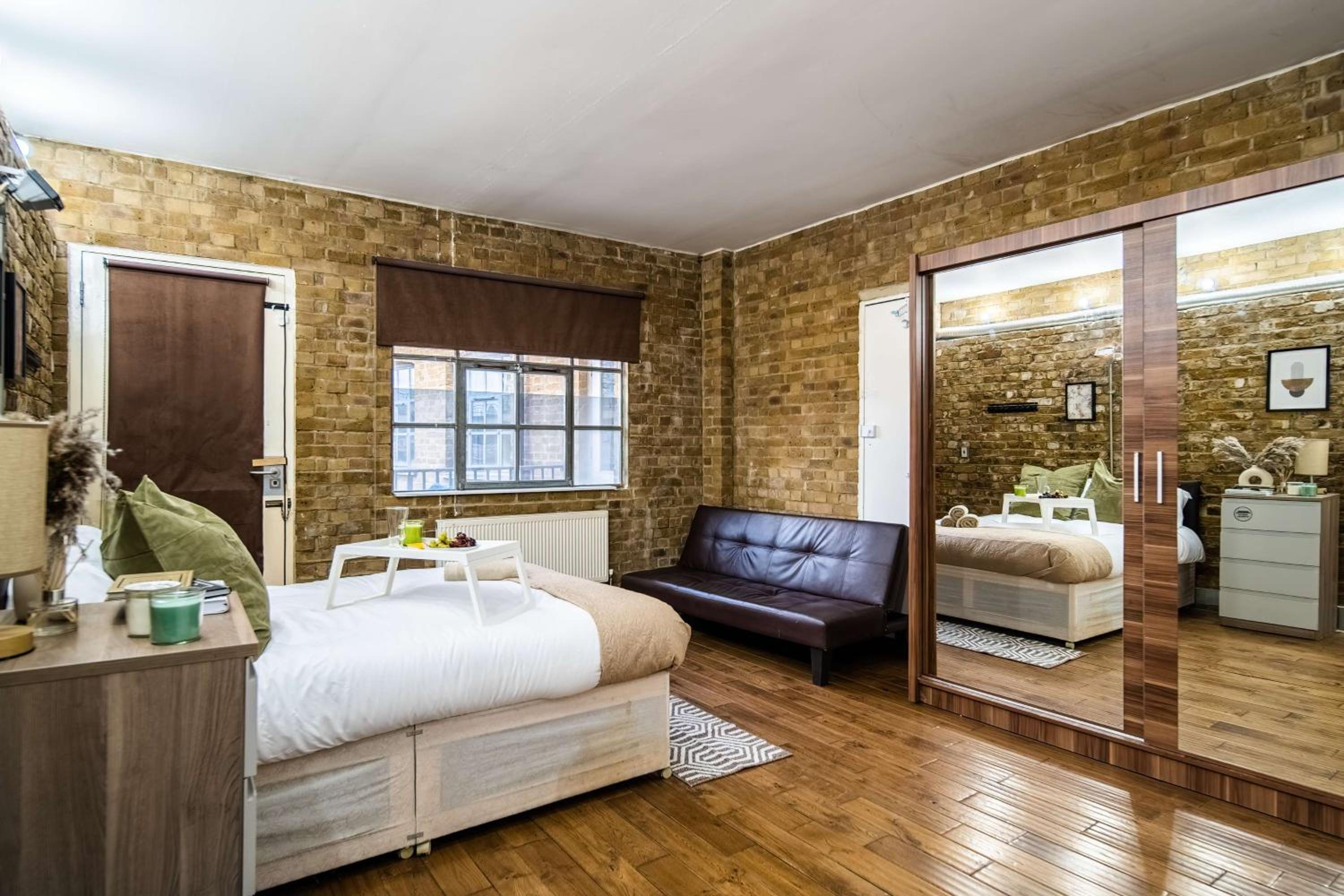 Livestay-Fabulous Three Bed Warehouse Conversion Apartment
