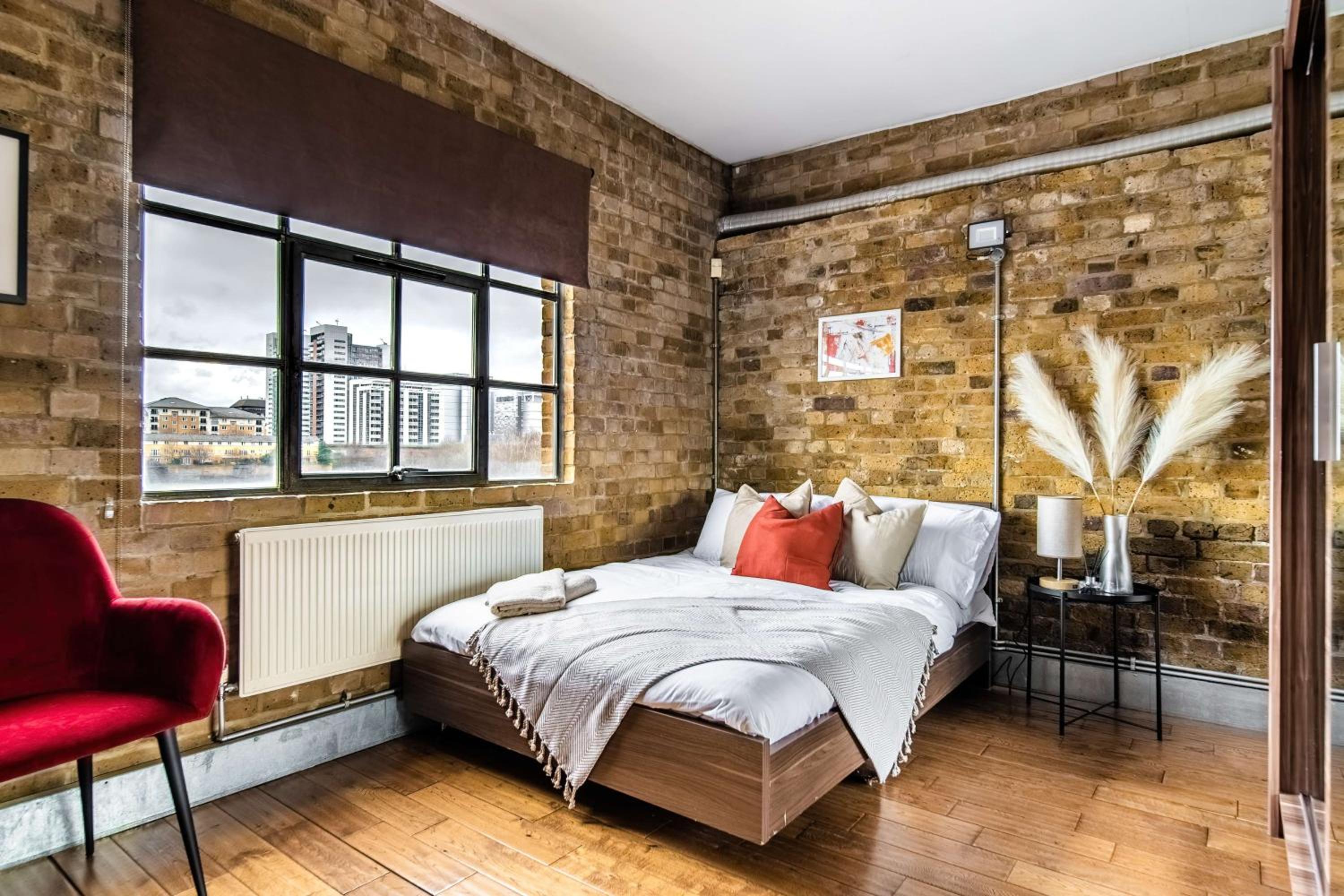 Livestay-Fabulous Three Bed Warehouse Conversion Apartment