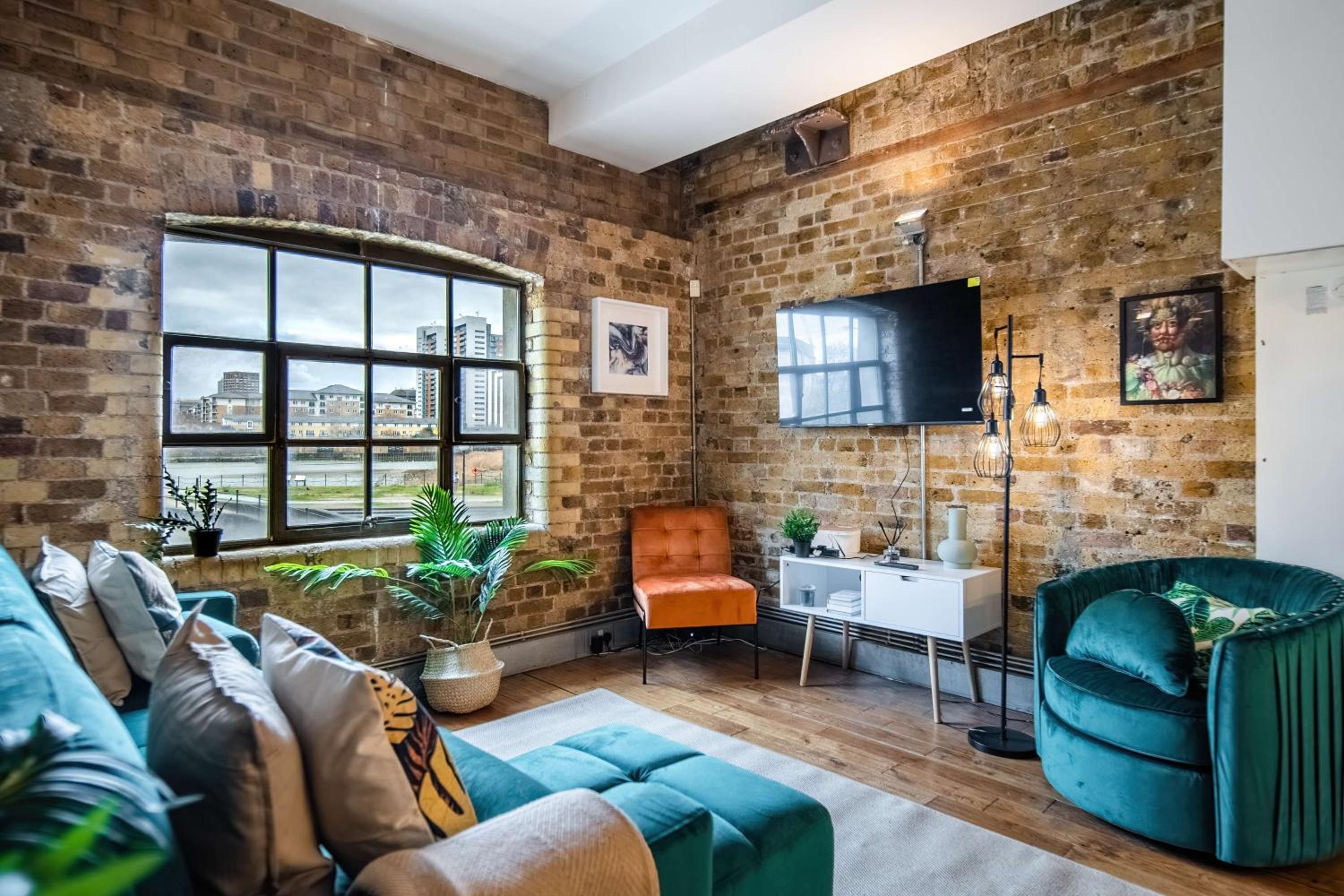 Livestay-Fabulous Three Bed Warehouse Conversion Apartment
