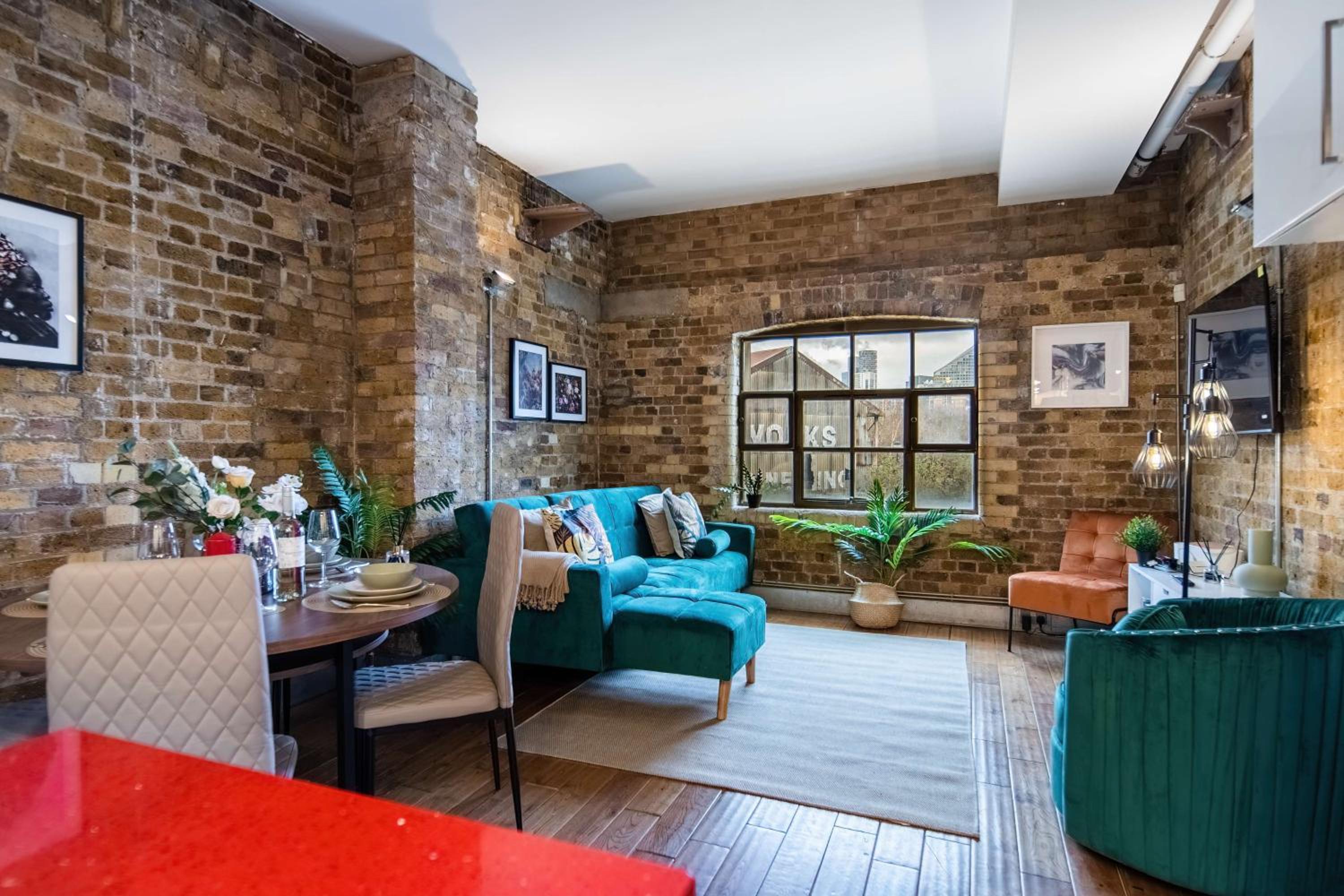 Livestay-Fabulous Three Bed Warehouse Conversion Apartment