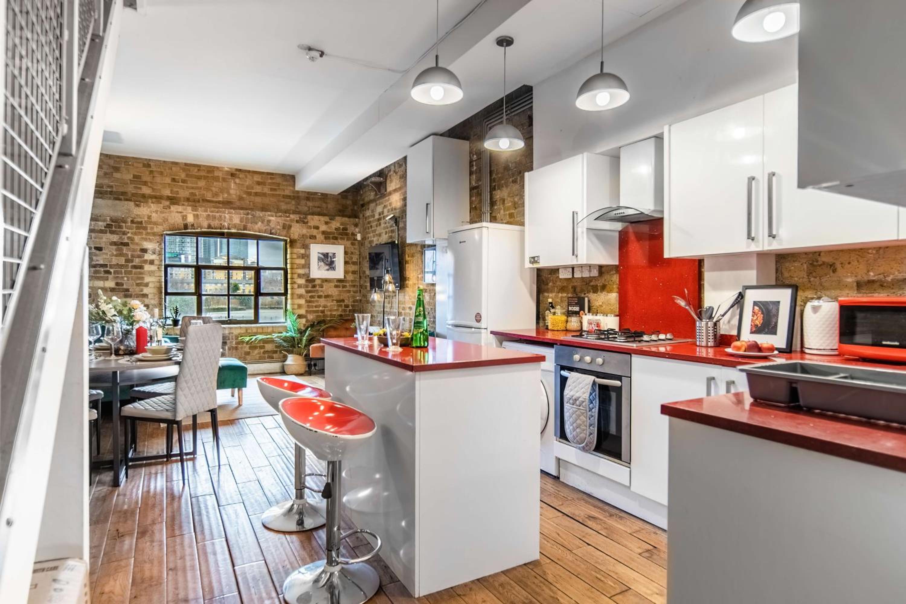 Livestay-Fabulous Three Bed Warehouse Conversion Apartment
