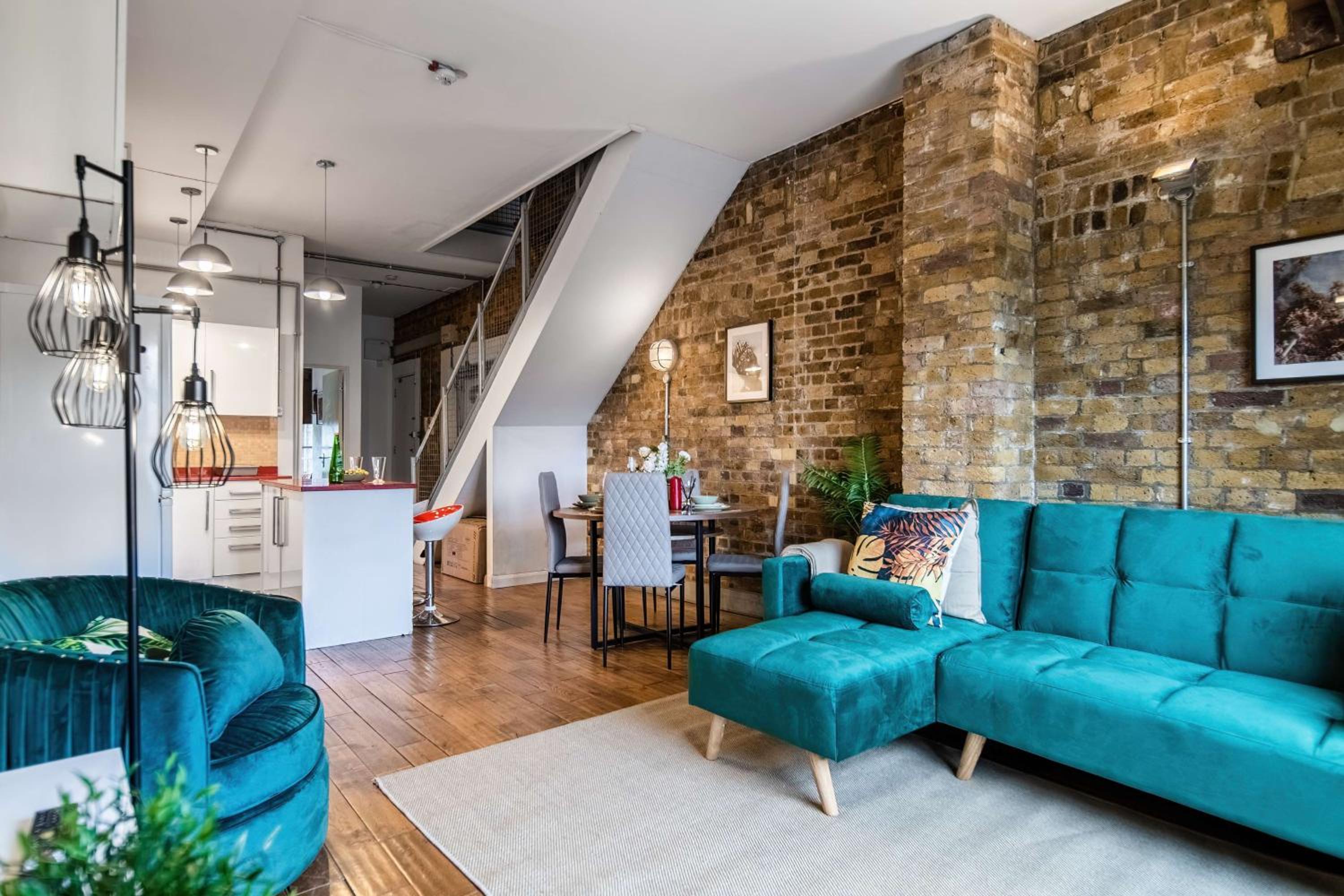 Livestay-Fabulous Three Bed Warehouse Conversion Apartment