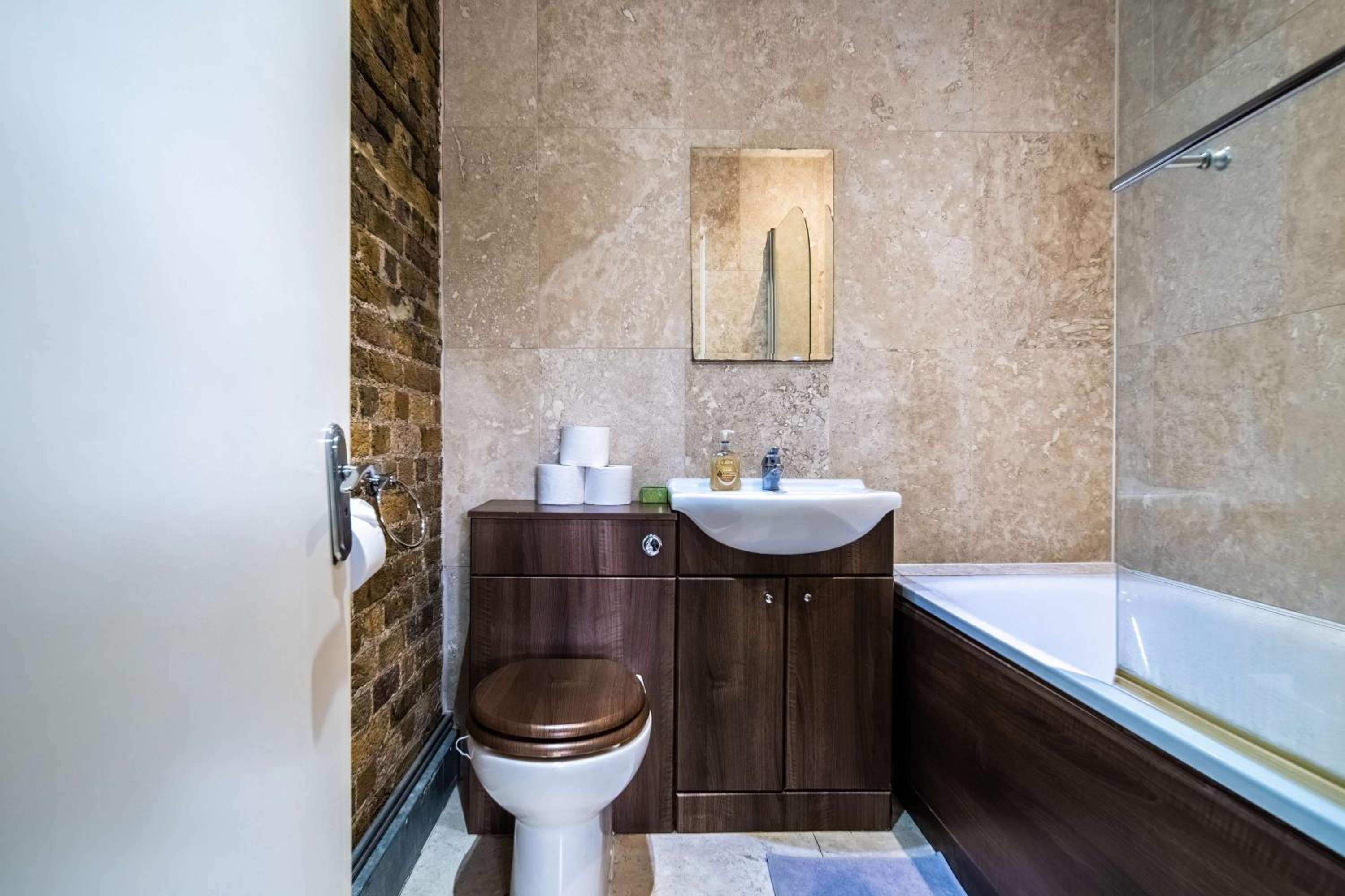 Livestay-Fabulous Three Bed Warehouse Conversion Apartment