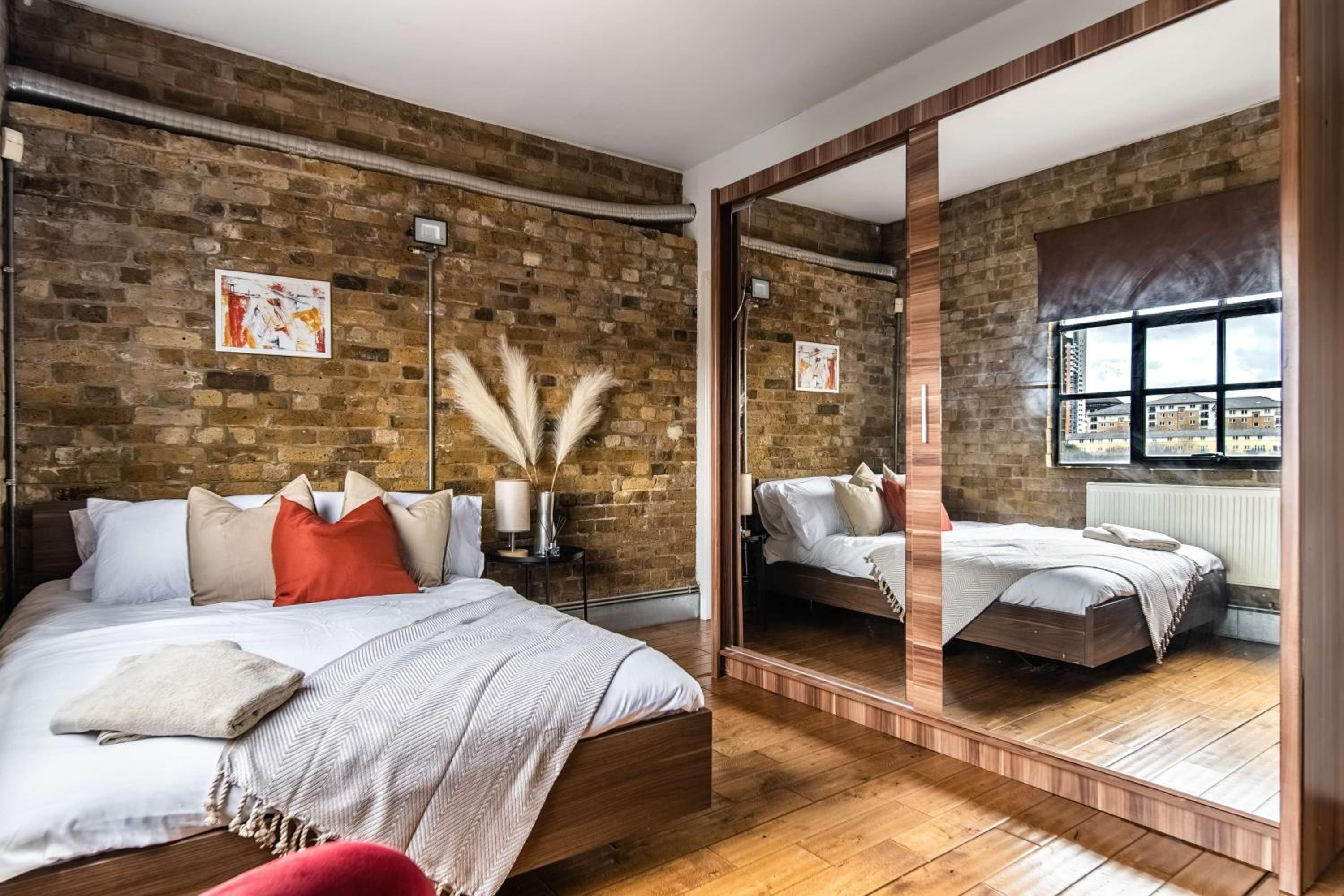 Livestay-Fabulous Three Bed Warehouse Conversion Apartment